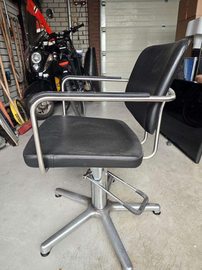 Kappers knipstoelen en wasunit, Ophalen, Gebruikt