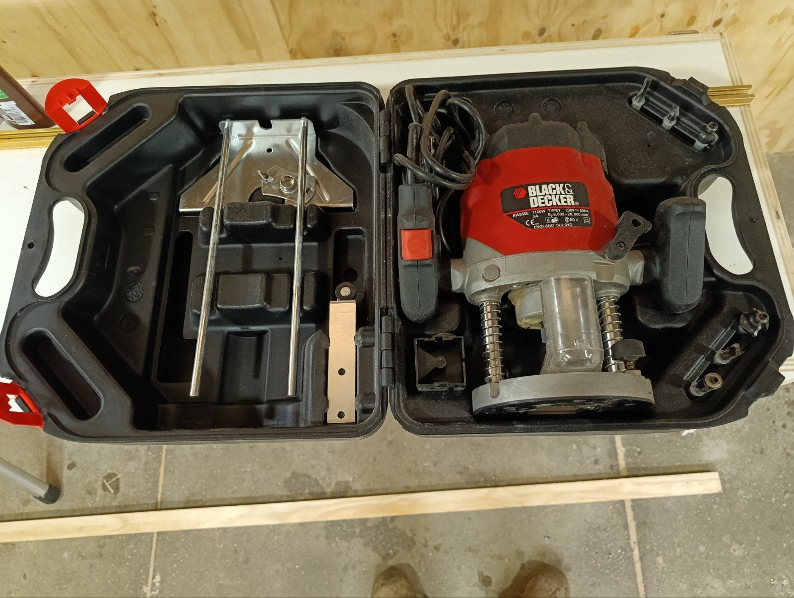 Black & Decker Bovenfrees 1100W met Koffer, Gebruikt, Ophalen of Verzenden, Black & Decker, Bovenfrees