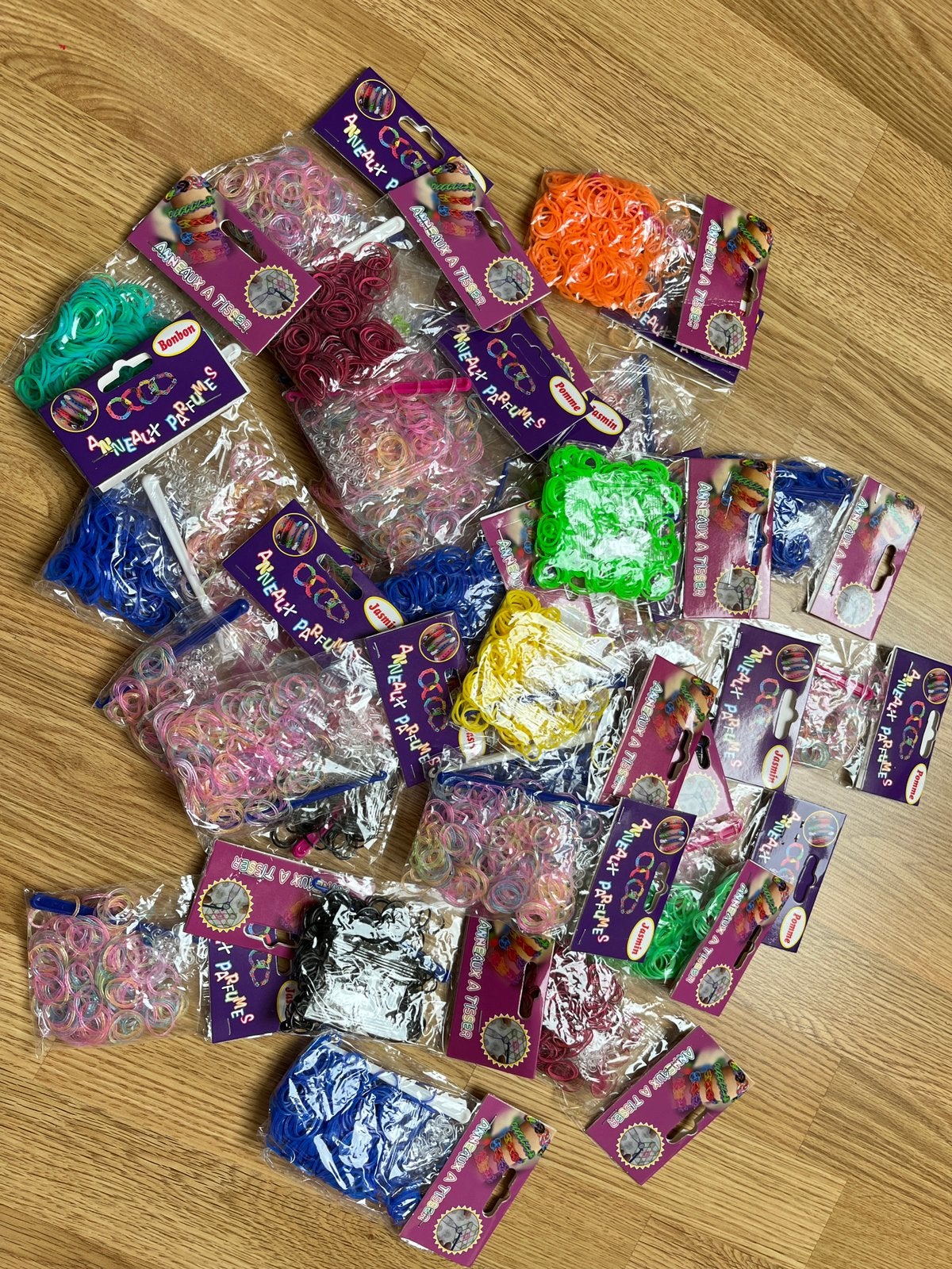 Nieuw: 30 zakjes met loombandjes in diverse kleuren, Nieuw, Meerkleurig, Ophalen of Verzenden, Rubber