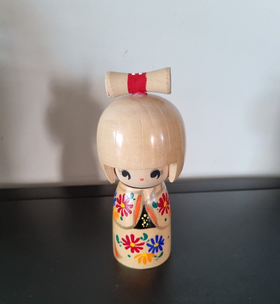 Lieve Hanagasumi Kokeshi, Antiek en Kunst, Kunst | Niet-Westerse kunst, Hout, 13 cm, Verzenden, Japan