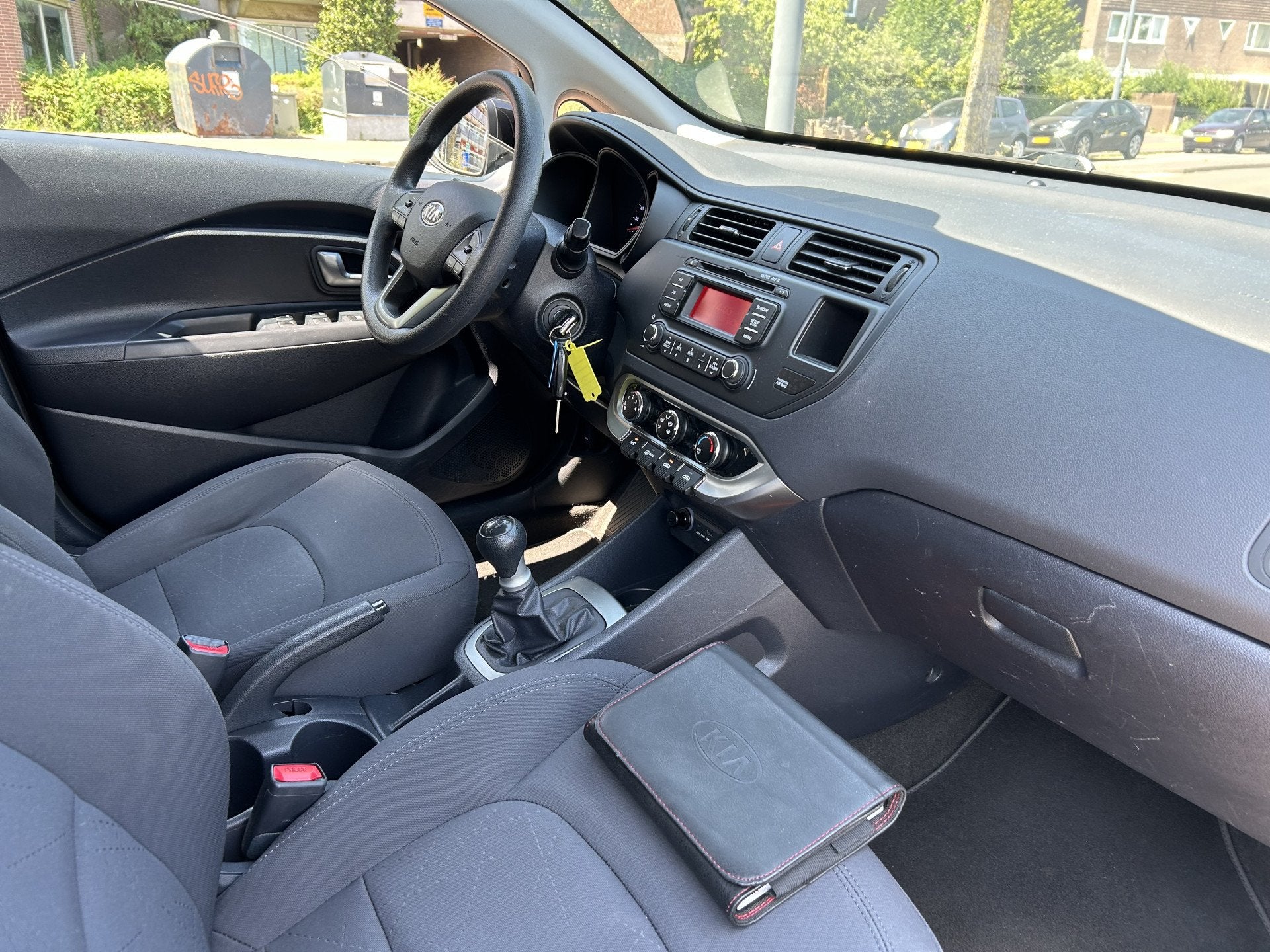 Kia Rio 1.2 CVVT Plus Pack 5 deurs airco apk keurige auto, Auto's, Zwart, 4 cilinders, Zwart, Origineel Nederlands