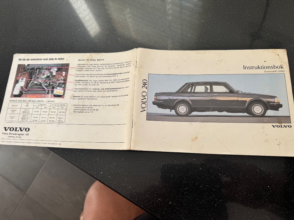 Instructieboekje Volvo 240 1990 (Zweeds), Auto diversen, Ophalen of Verzenden