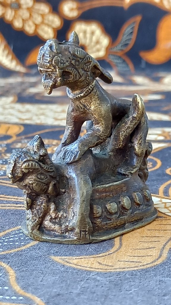 Mooi antiek erotisch brons Oosters beeldje met Foo dogs., Ophalen of Verzenden, Beeld, Handgemaakt, Brons