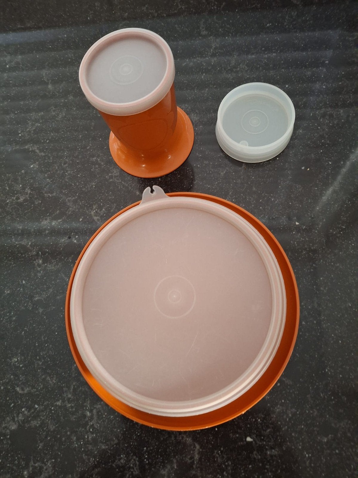 Vintage oranje tupperware bord en beker met deksel, Ophalen of Verzenden, Oranje, Overige typen