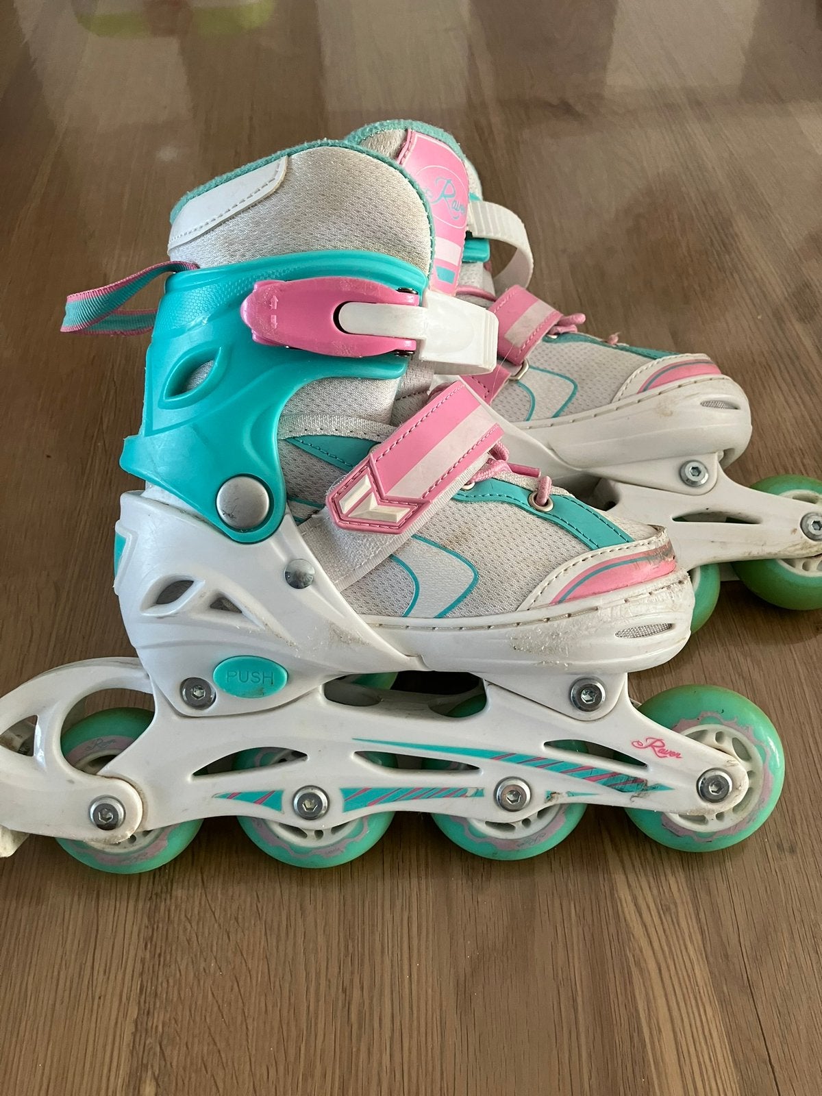 Deze verstelbare kinder skeelers maat 30/33, Sport en Fitness, Skeelers, Overige merken, Kinderen, Ophalen of Verzenden, Inline skates 4 wielen