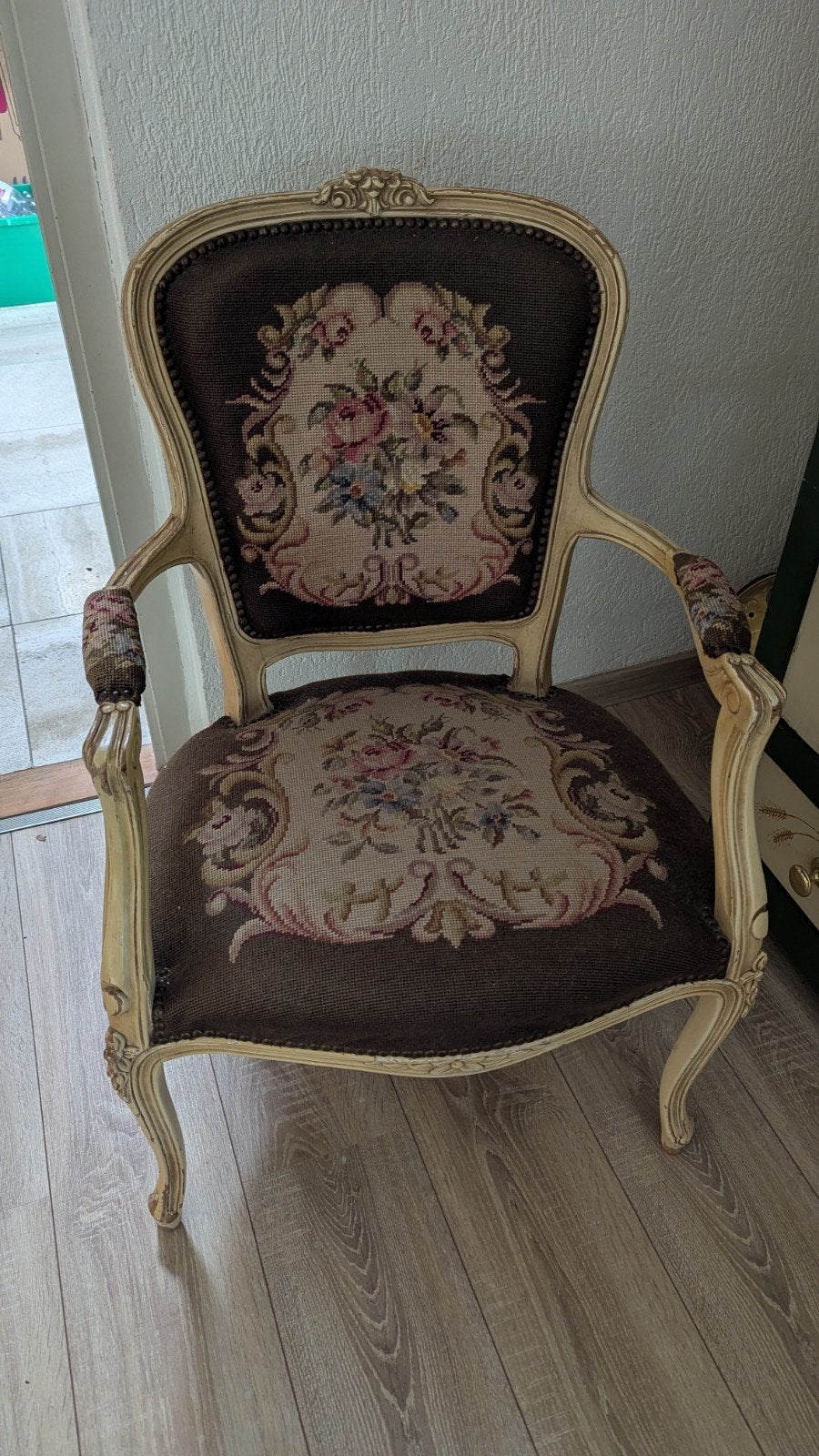Antieke fauteuil met geborduurd bloemenpatroon, Ophalen