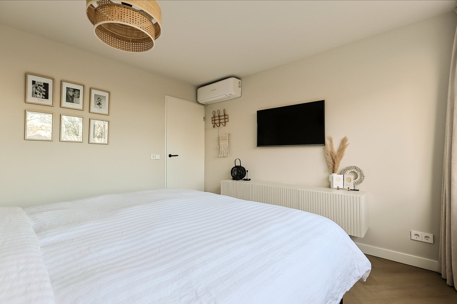 IKEA Besta TV-meubel in Ibiza Rush met parketlak, 150 tot 200 cm, Ophalen of Verzenden, Zo goed als nieuw, Minder dan 100 cm