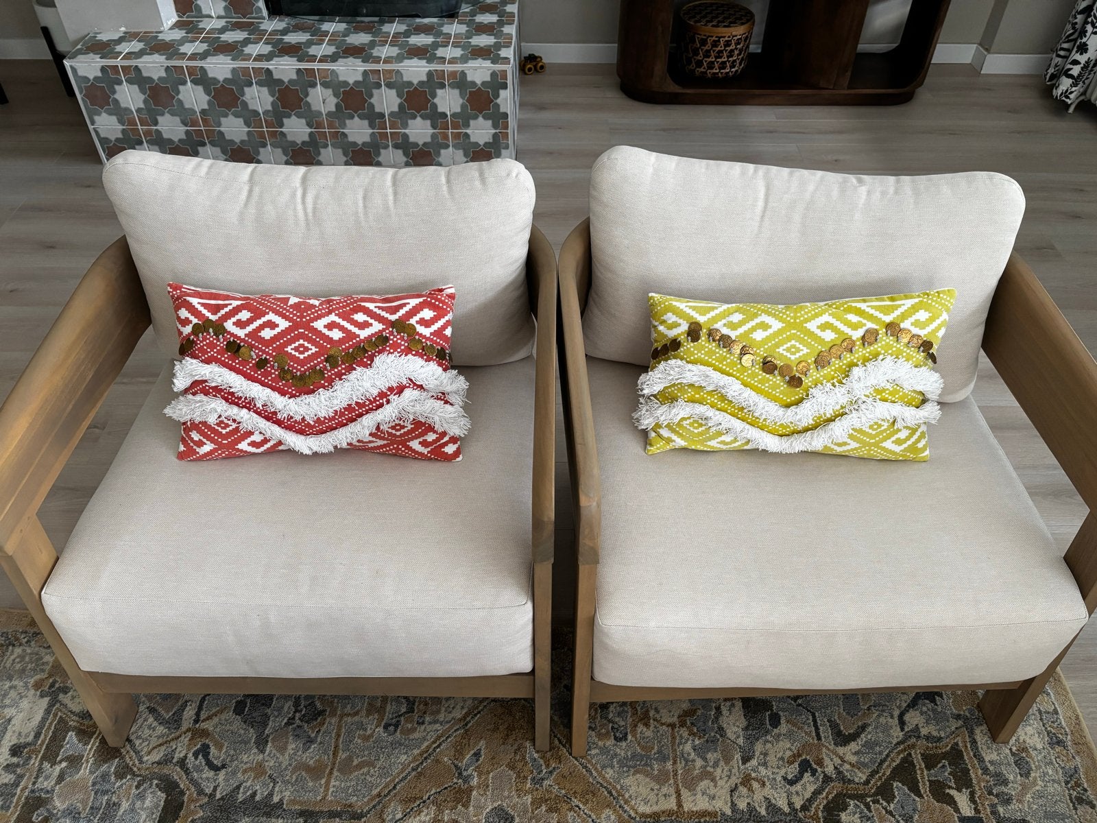 Twee comfortabele fauteuils met acaciahouten frame, Huis en Inrichting, Ophalen, Twee, Wit, Zo goed als nieuw