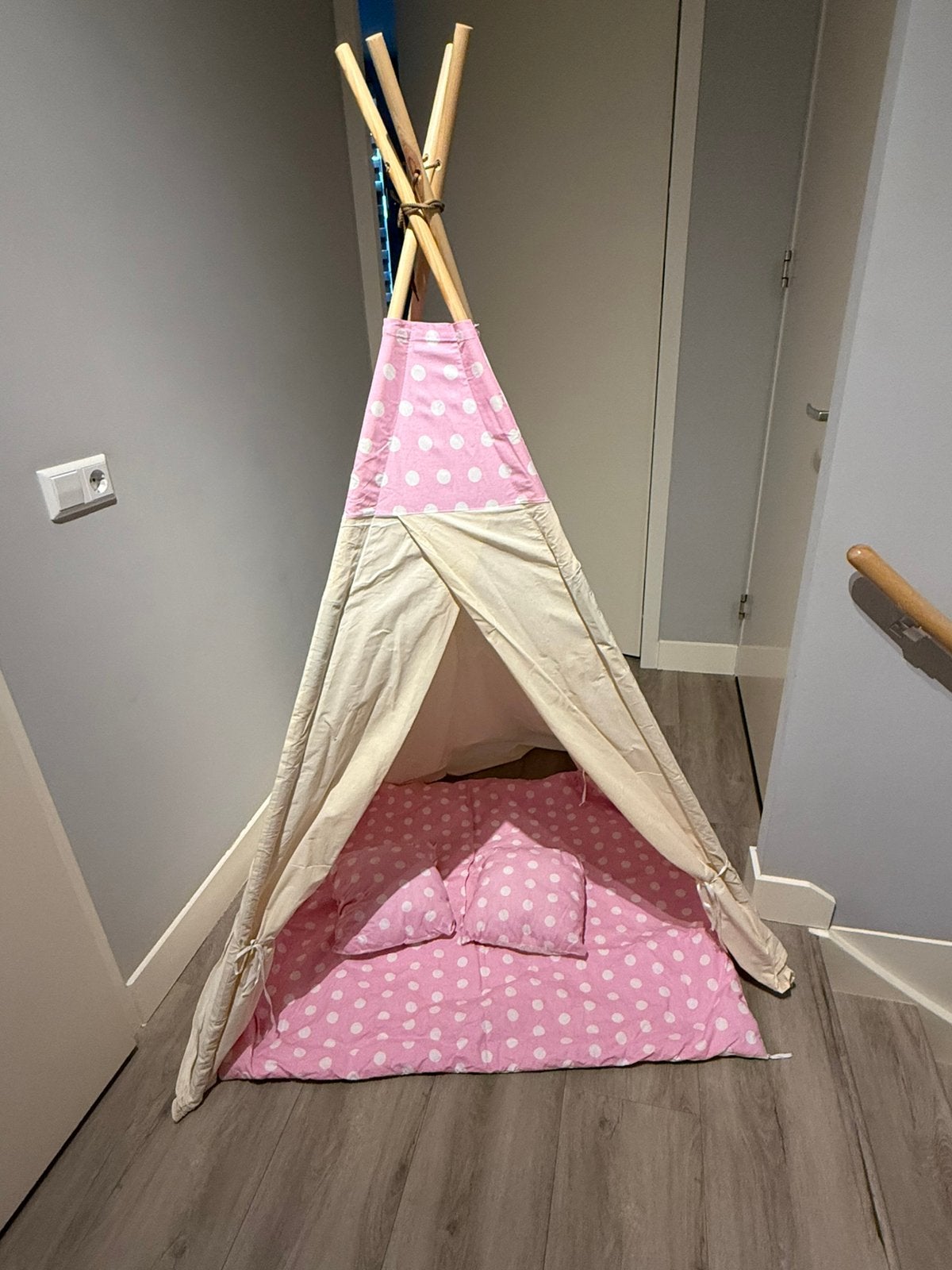 Tipi tent met kussentjes en kleedje, Ophalen, Zo goed als nieuw