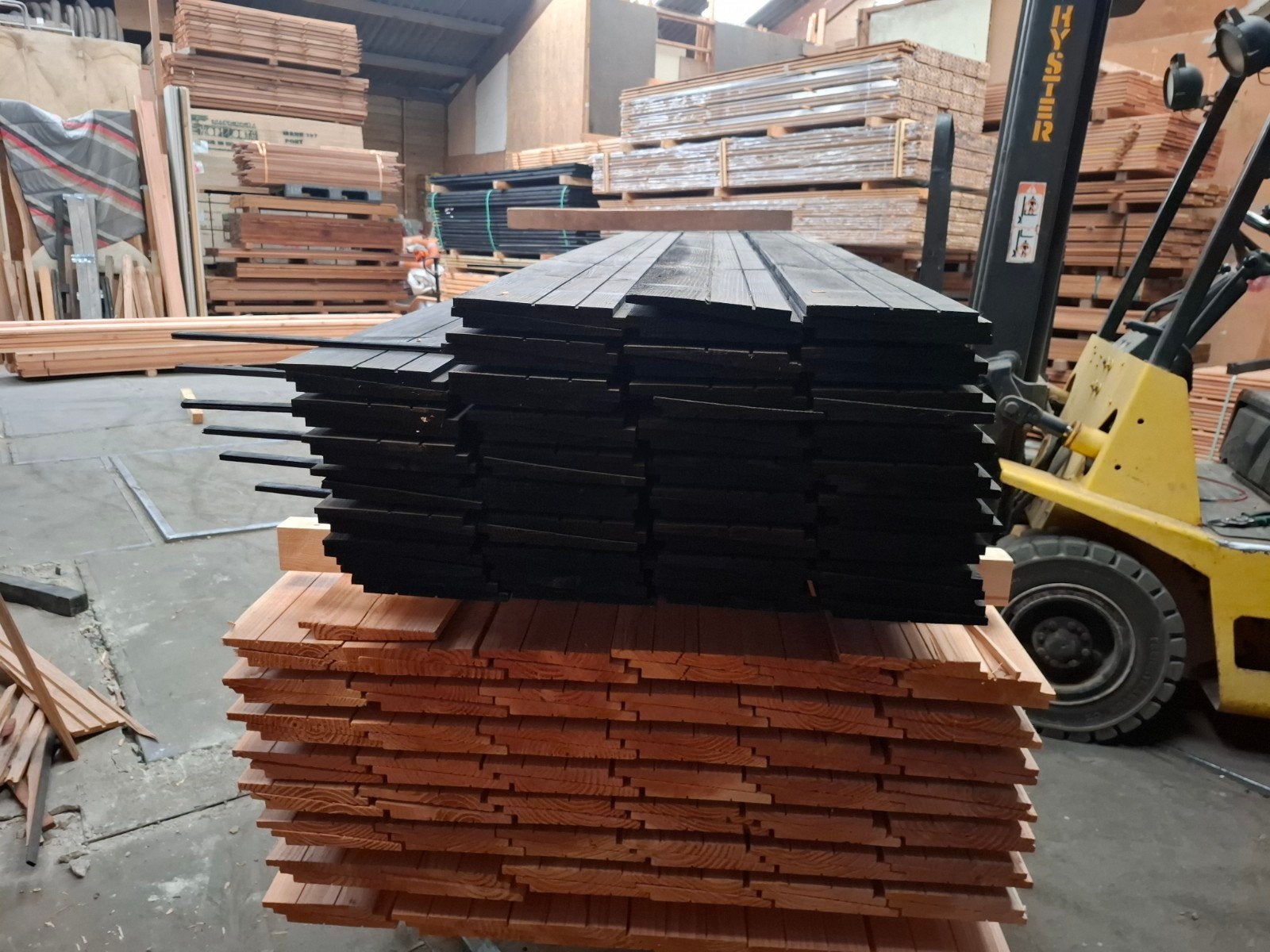 Partij 32 st zwarte zweeds rabat planken 4 m bezorgen mogeli, Tuin en Terras, Palen, Balken en Planken, Ophalen, Nieuw, 250 cm of meer