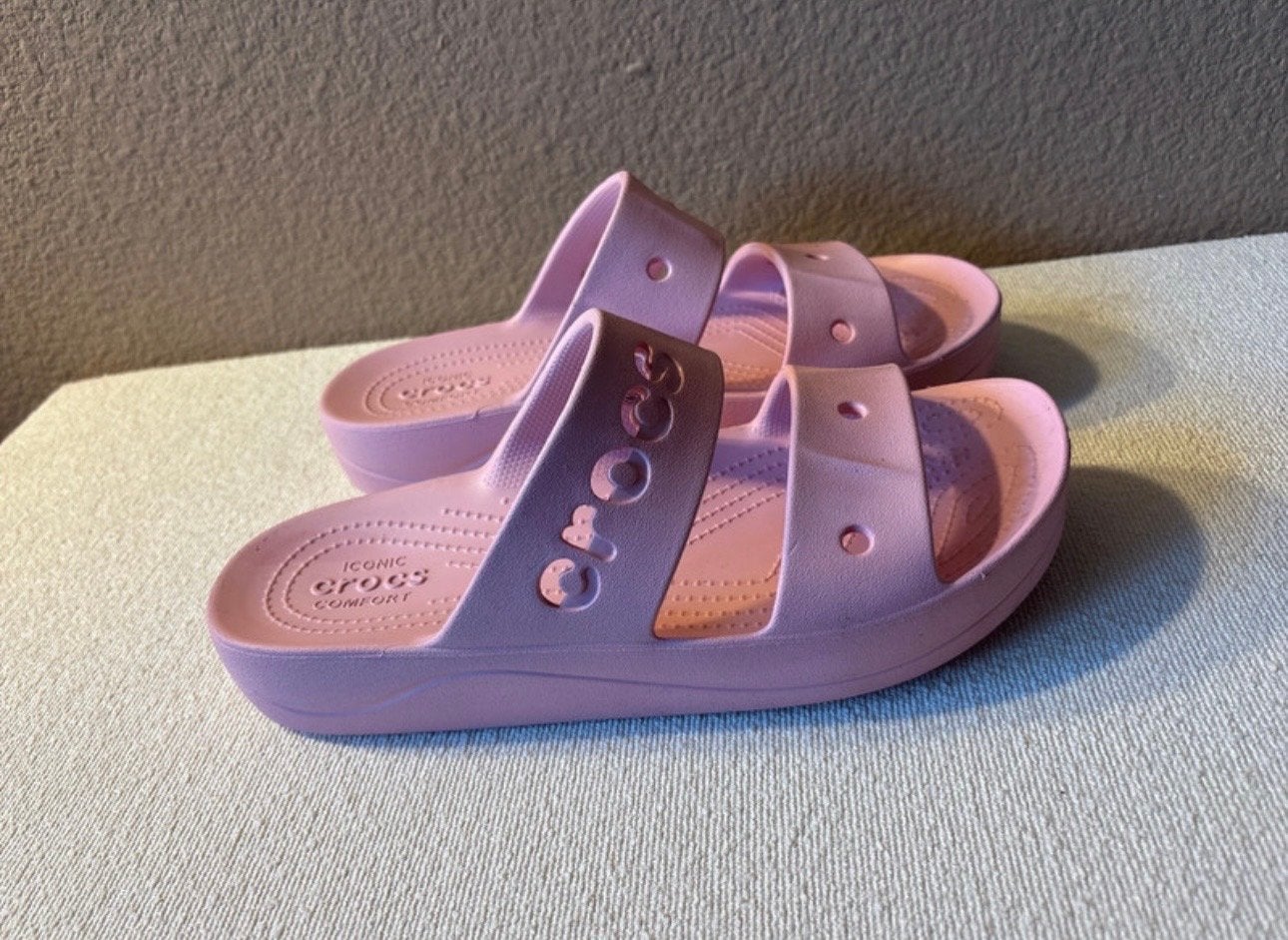 Roze Crocs slippers - Maat W10, Verzenden, Zo goed als nieuw, Roze, Slippers