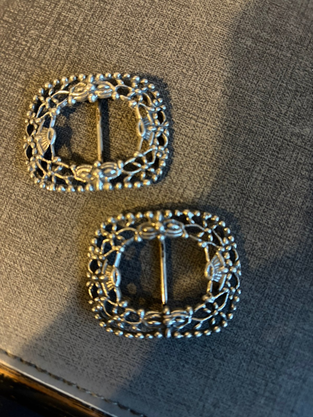 Klederdracht Antieke zilveren schoengespen, Ophalen of Verzenden, Dames