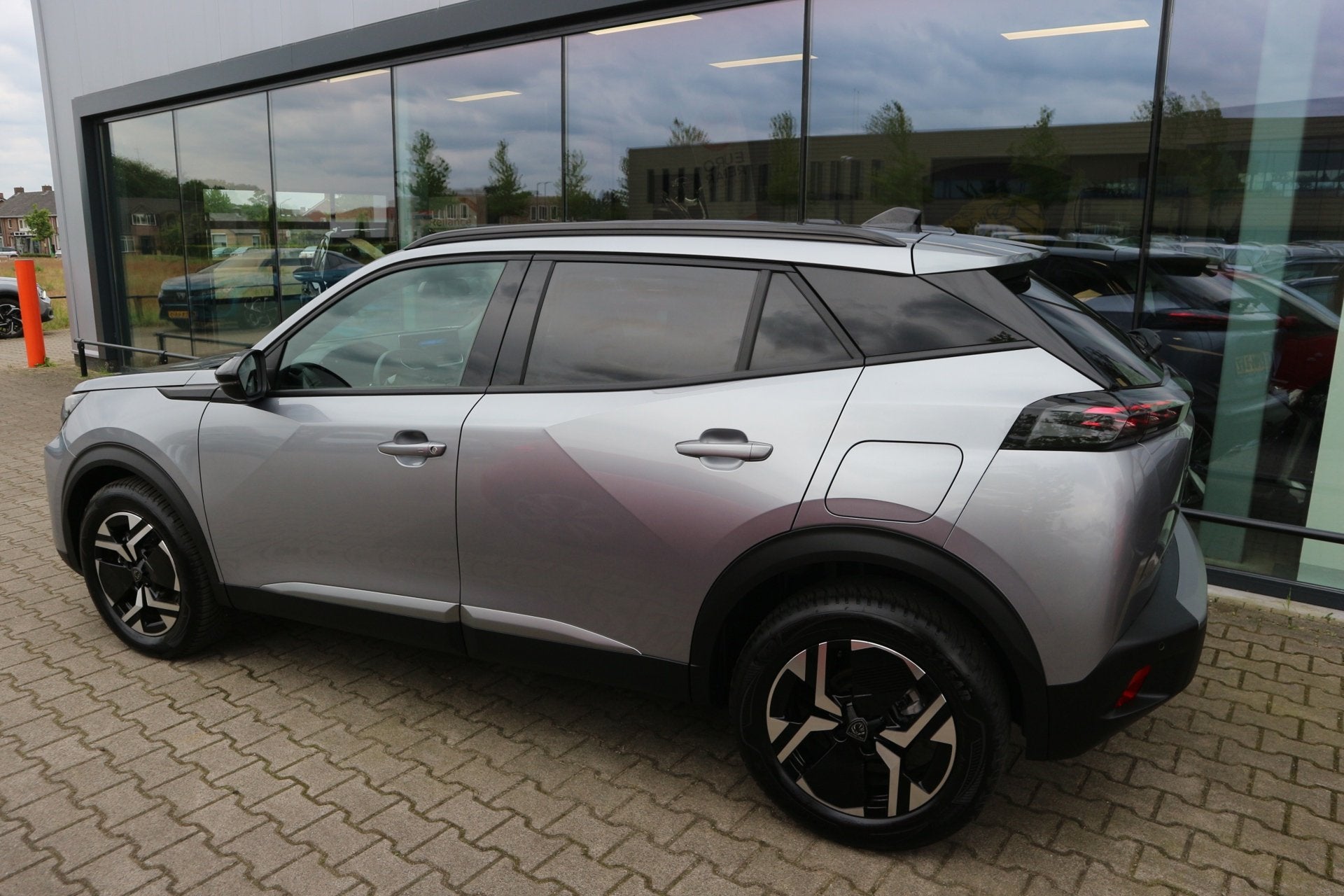 Peugeot 2008 1.2 Hybrid 136 Allure NAVI CLIMA CRUISE KEYLESS, Auto's, 136 pk, Gebruikt, 1199 cc, Leder en Stof