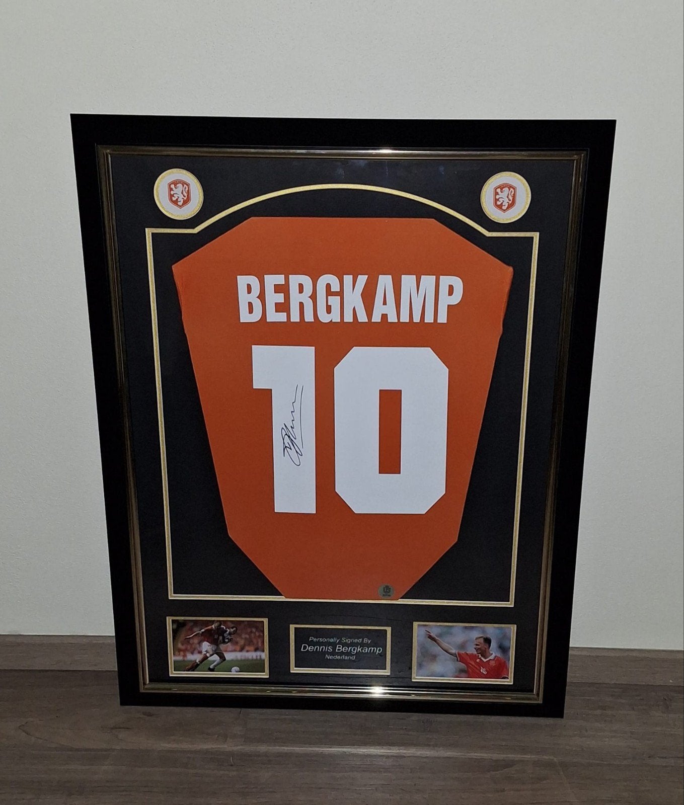Ingelijst Ned. Elftal shirt gesigneerd door Bergkamp COA, Ophalen of Verzenden, Zo goed als nieuw, Overige binnenlandse clubs