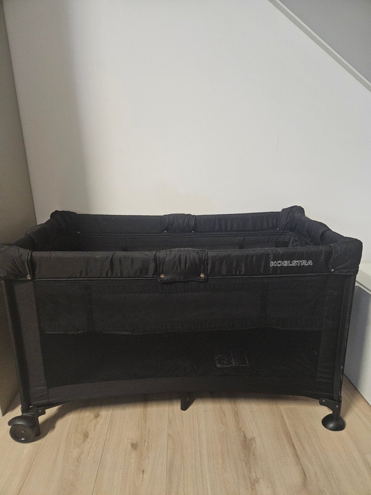 Koelstra campingbedje met matras en hoeslakens, Ophalen, Zo goed als nieuw, Reisbedje