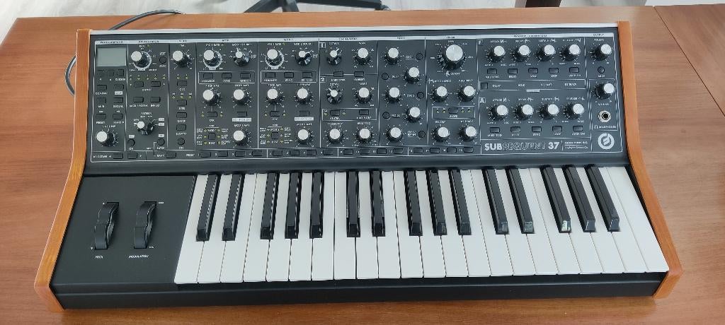 Moog Subsequent 37 met draagtas en decksaver, Muziek en Instrumenten, Gebruikt, Met midi-aansluiting, Overige aantallen, Ophalen
