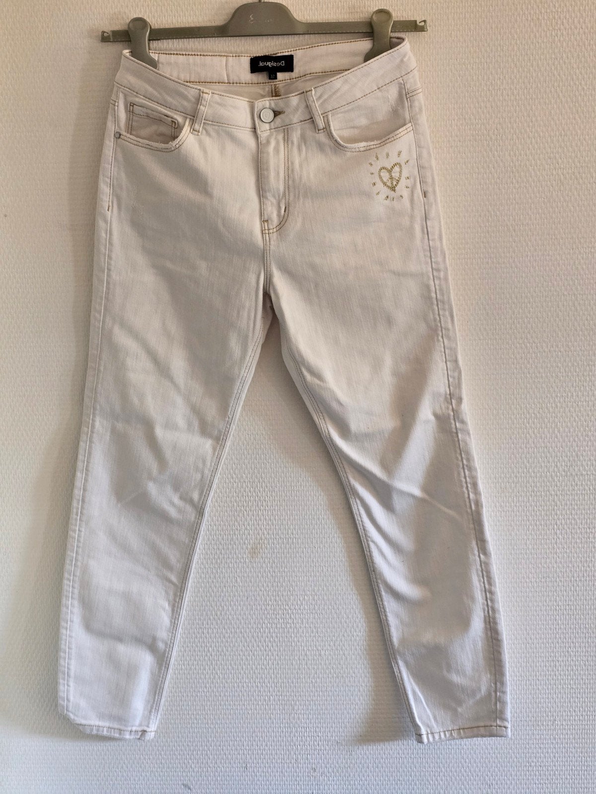 Desigual witte jeans met geborduurd hartje, maat W32, Wit, Overige jeansmaten, Ophalen of Verzenden, Zo goed als nieuw