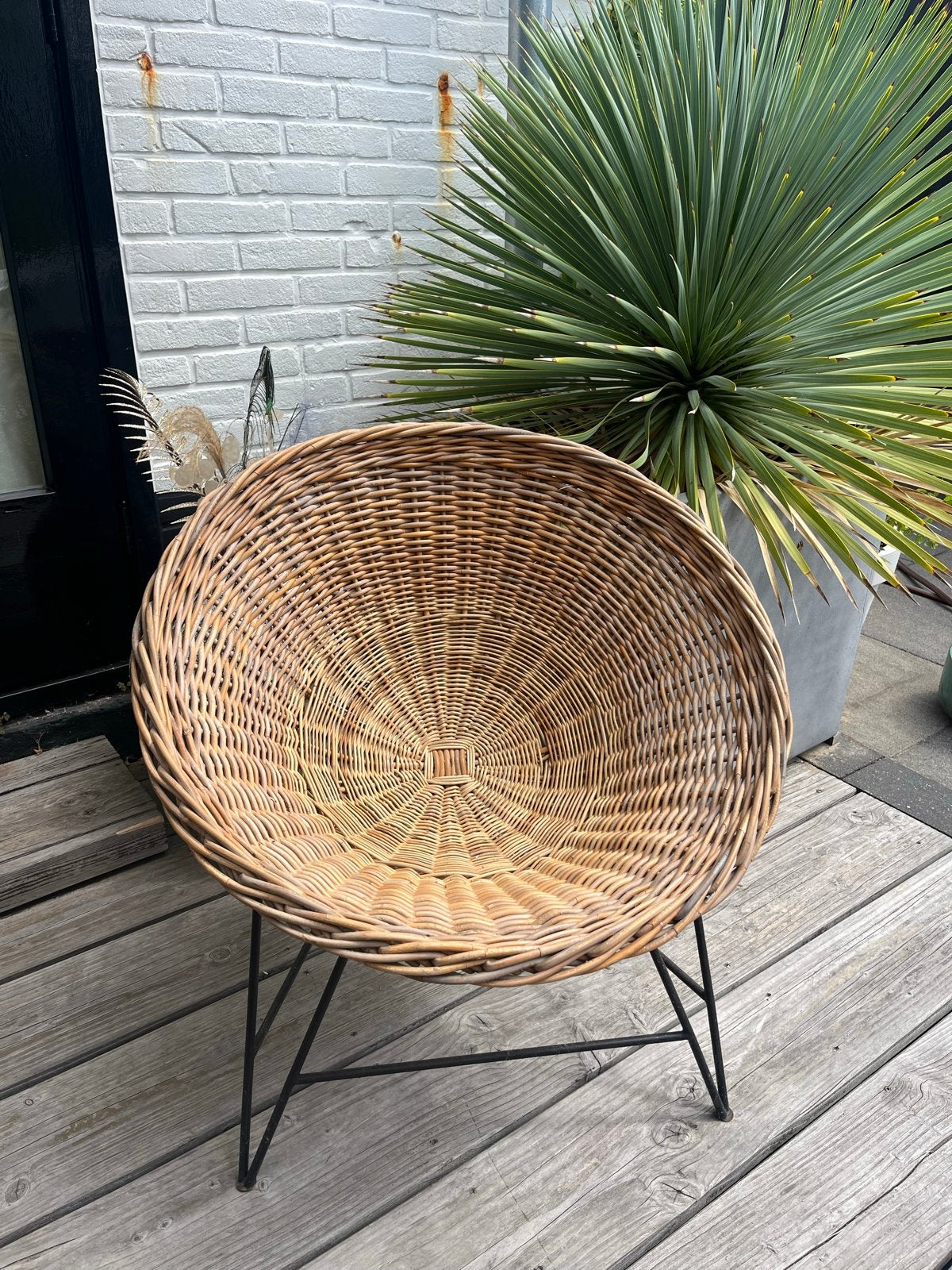 Vintage Rotan kuipstoel met metalen onderstel, Huis en Inrichting, Stoelen, Ophalen, Vintage Bohemian, Overige kleuren, Zo goed als nieuw