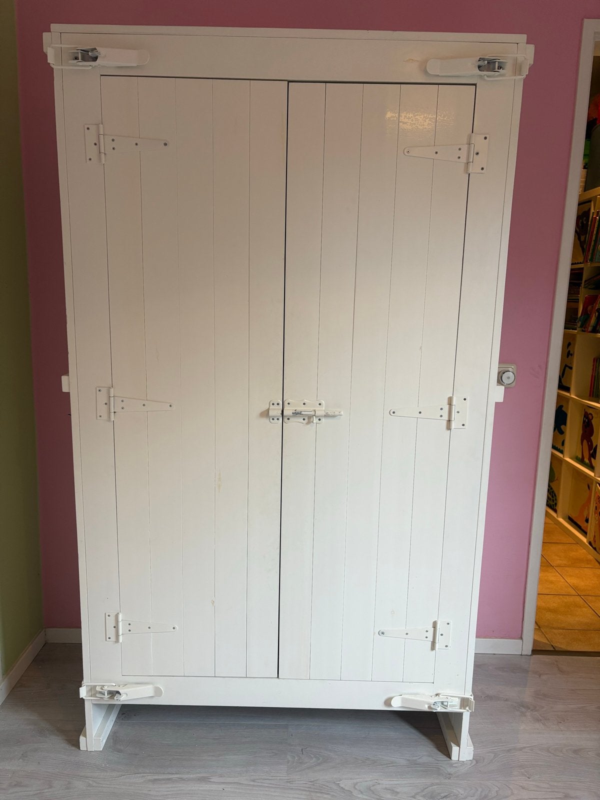 Stevig wit kiske peuterbed en kledingkast, Ophalen, Gebruikt, 70 tot 85 cm, 140 tot 160 cm