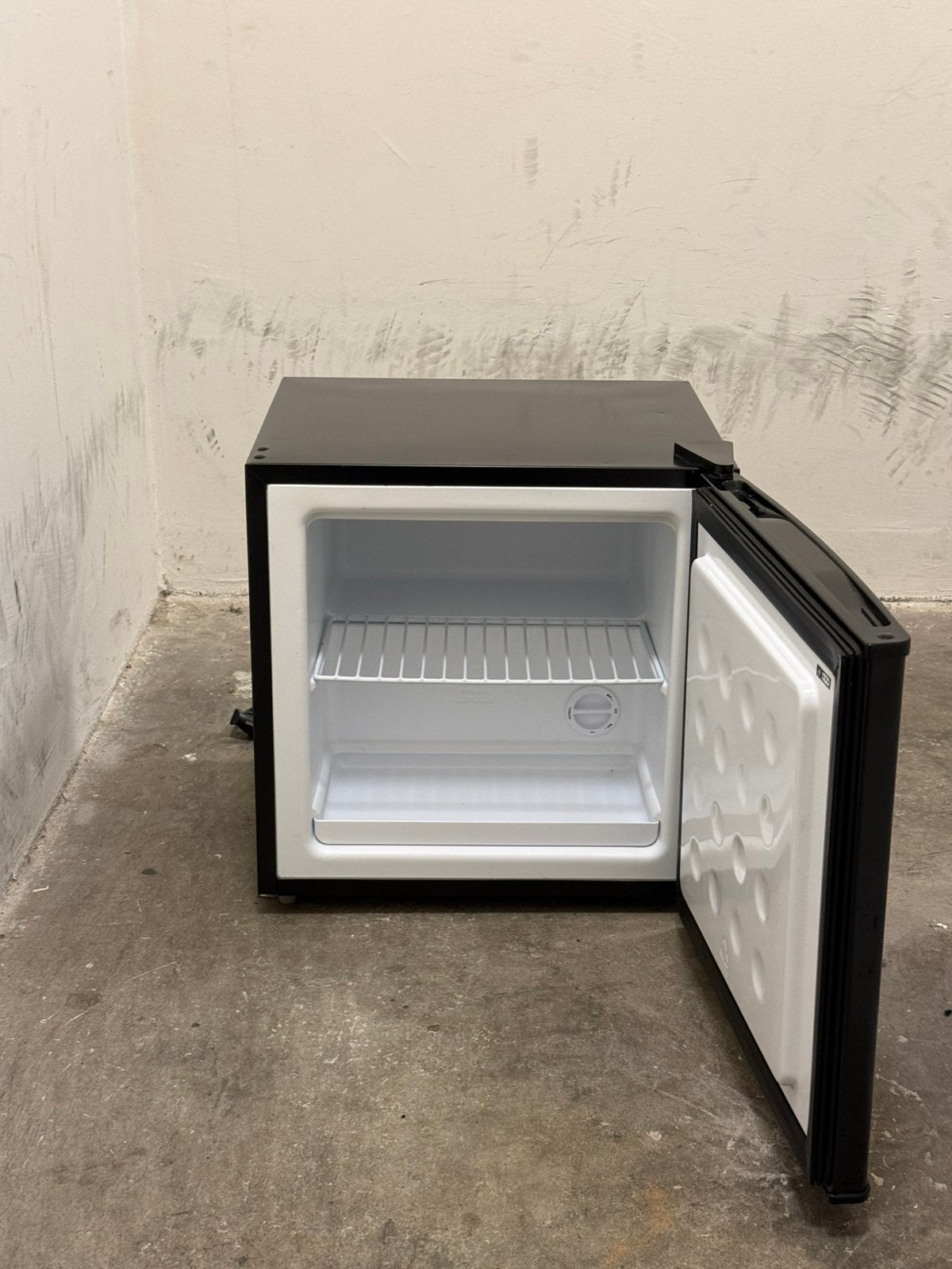 Mini vriezer Tomado 31l, Minder dan 85 cm, Minder dan 60 cm, Zo goed als nieuw, Vrijstaand