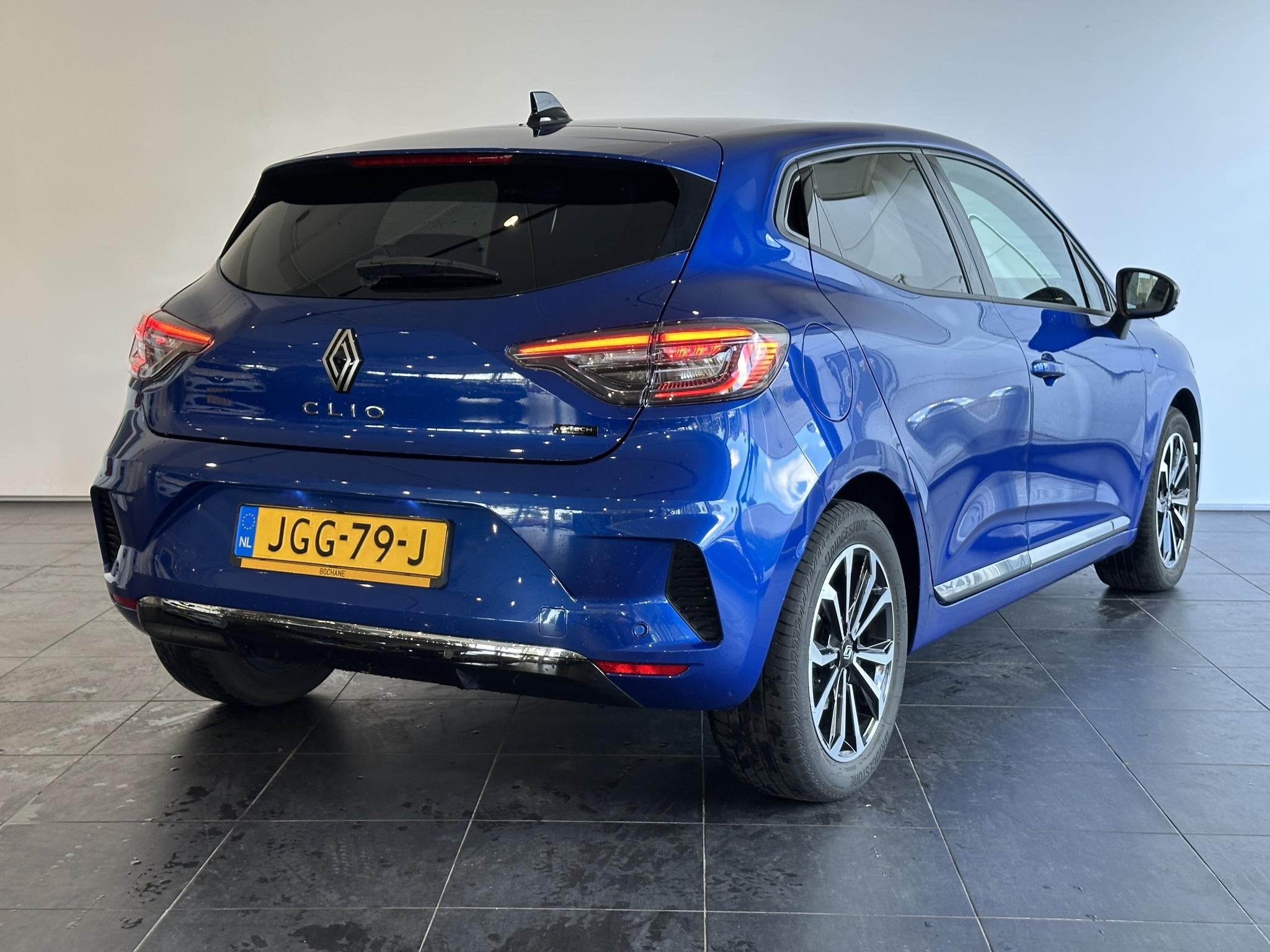 Renault Clio 1.6 E-Tech Full Hybrid 145 techno | Achteruitri, Auto's, Gebruikt, Met garantie (alle), Blauw, Leder en Stof