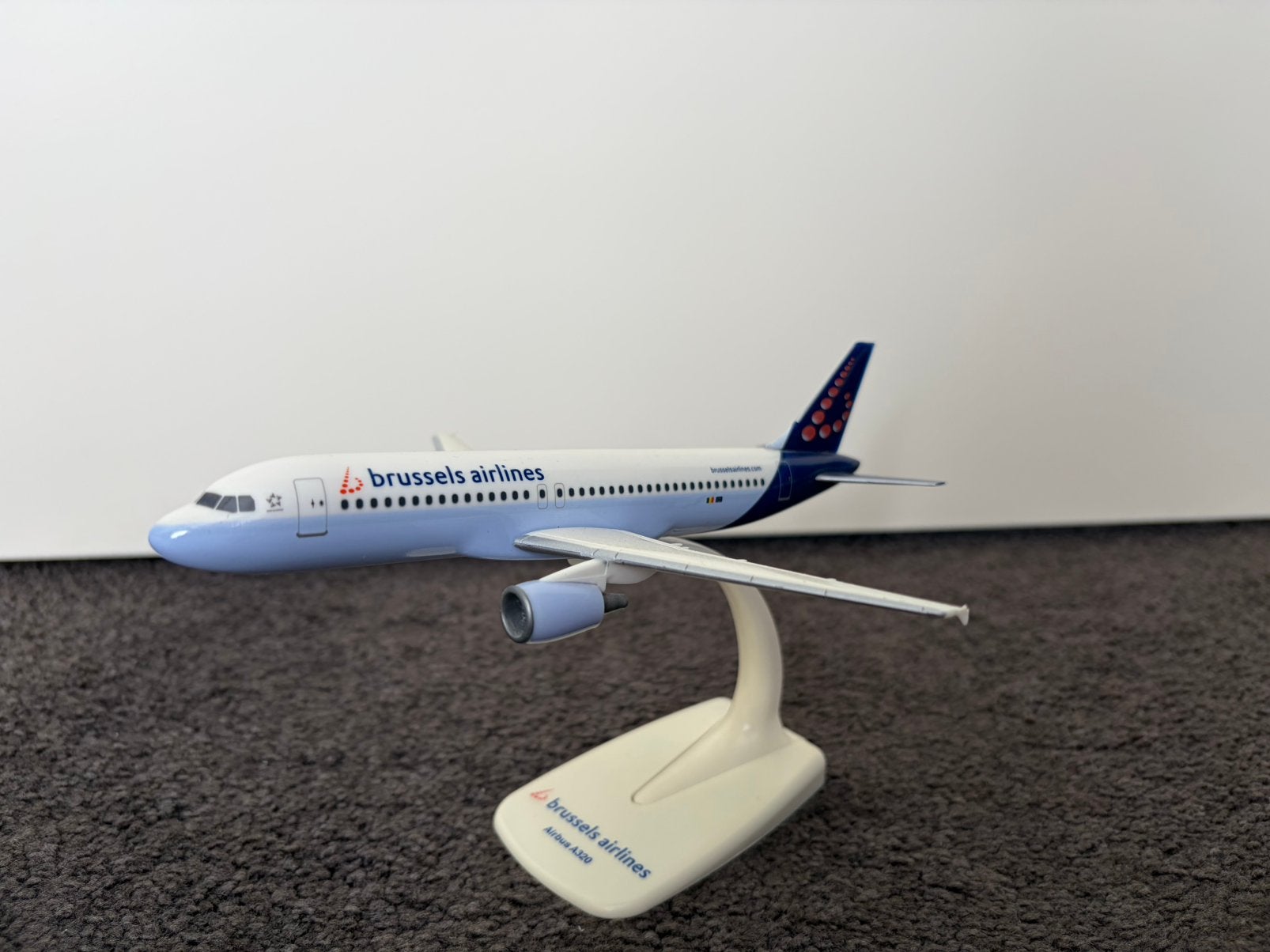 Brussels Airlines Airbus a320, Ophalen of Verzenden, Zo goed als nieuw, Schaalmodel