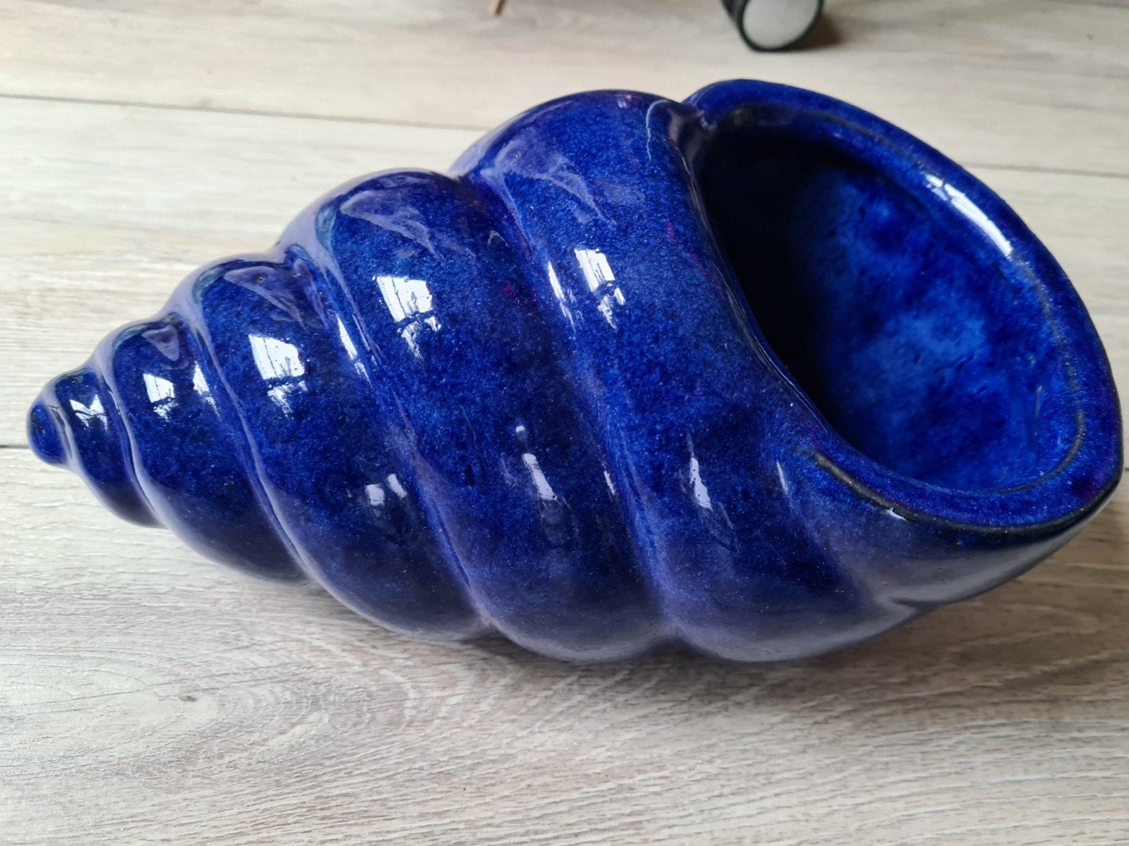 Kobaltblauwe Keramische Schelp Vaas/Bloempot, Ophalen of Verzenden, Zo goed als nieuw, Balkon, Overige vormen