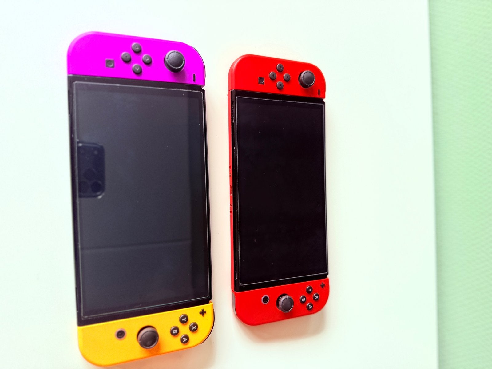 2x Nintendo Switch OLED compleet + extra Joy-Cons, Ophalen of Verzenden, Zo goed als nieuw, Met 2 controllers, Switch OLED