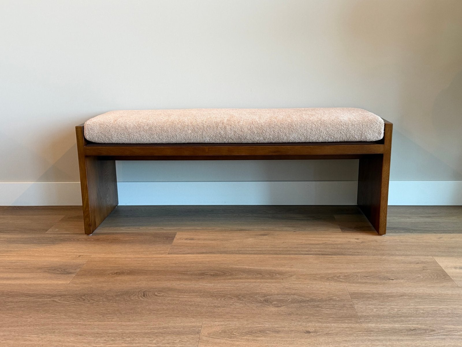 Stijlvolle houten bank met stoffen bekleding, Ophalen, Overige kleuren, Zo goed als nieuw, Eén