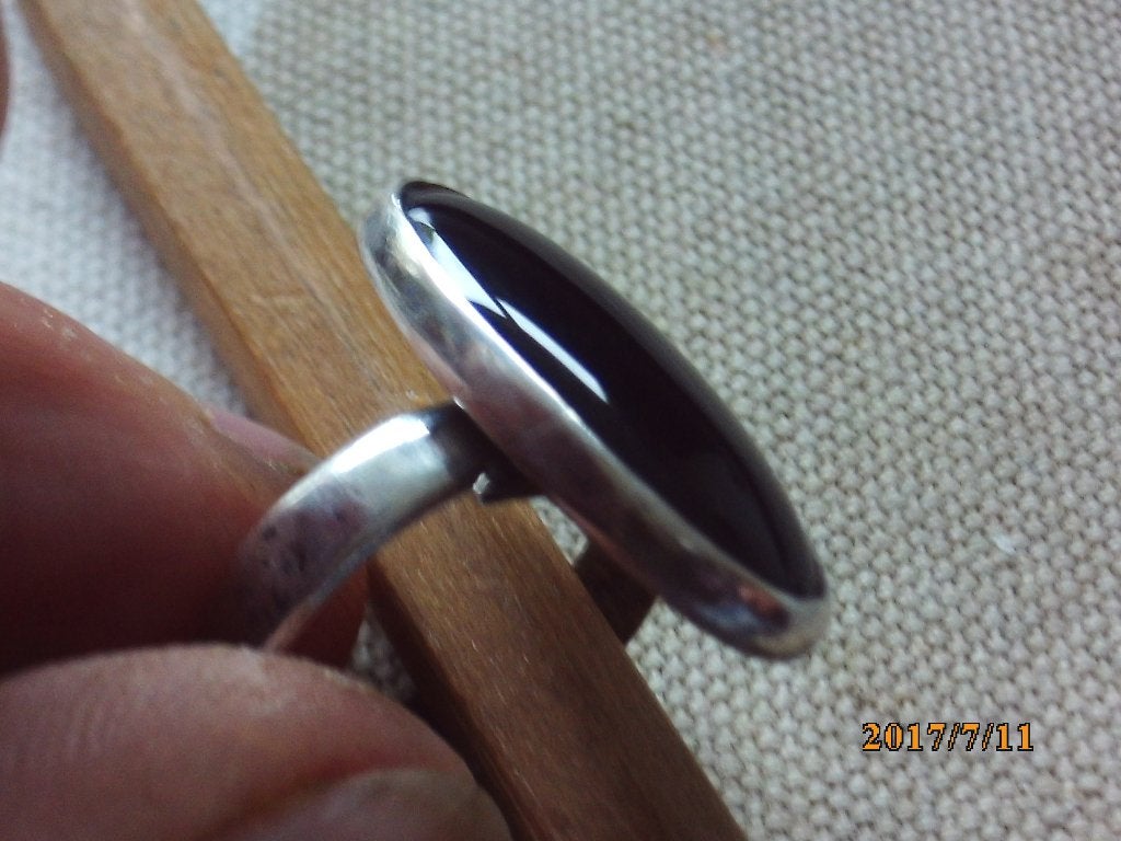 ring zilver kleurig met zwarte steen doorsnede 1,7 cm gaaf, Gebruikt, Ophalen of Verzenden, Dame, Zilver