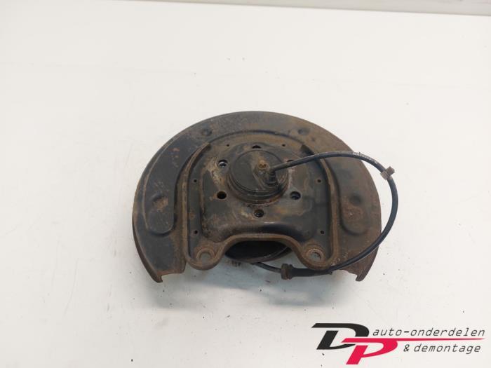 Wielnaaf achter van een Mitsubishi Colt