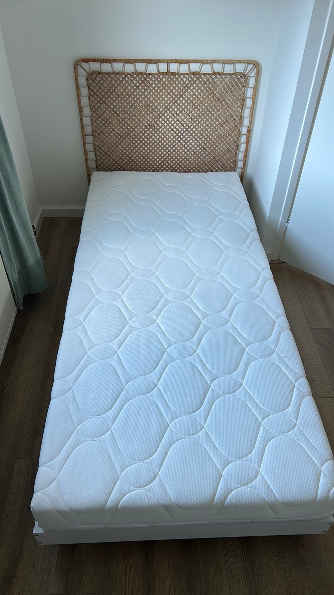 Nieuw bed met rotan hoofdbord, Overige materialen, Wit, Ophalen of Verzenden, Nieuw