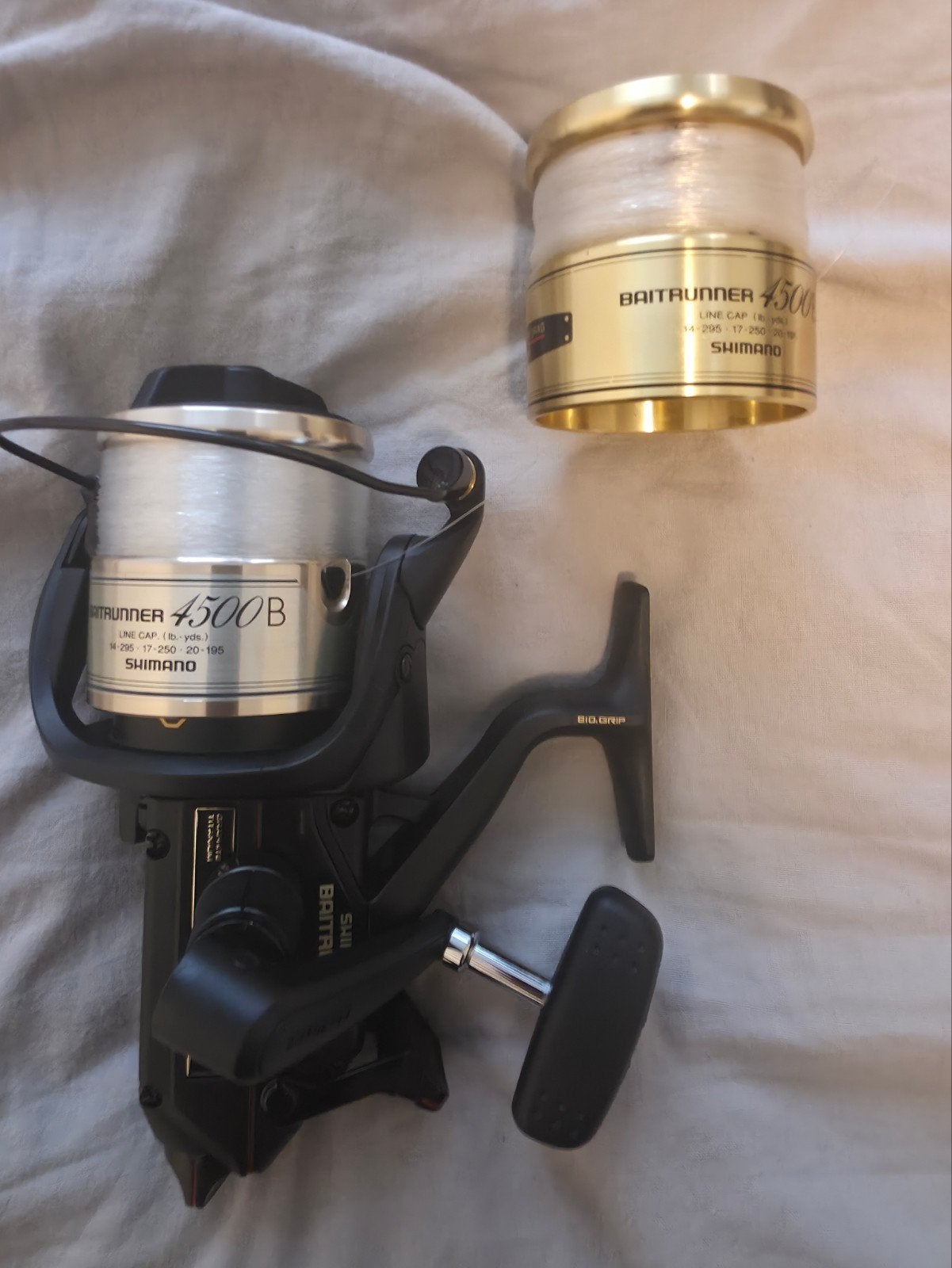 Shimano Baitrunner 4500B Gouden Spoel, Ophalen of Verzenden, Nieuw, Molen