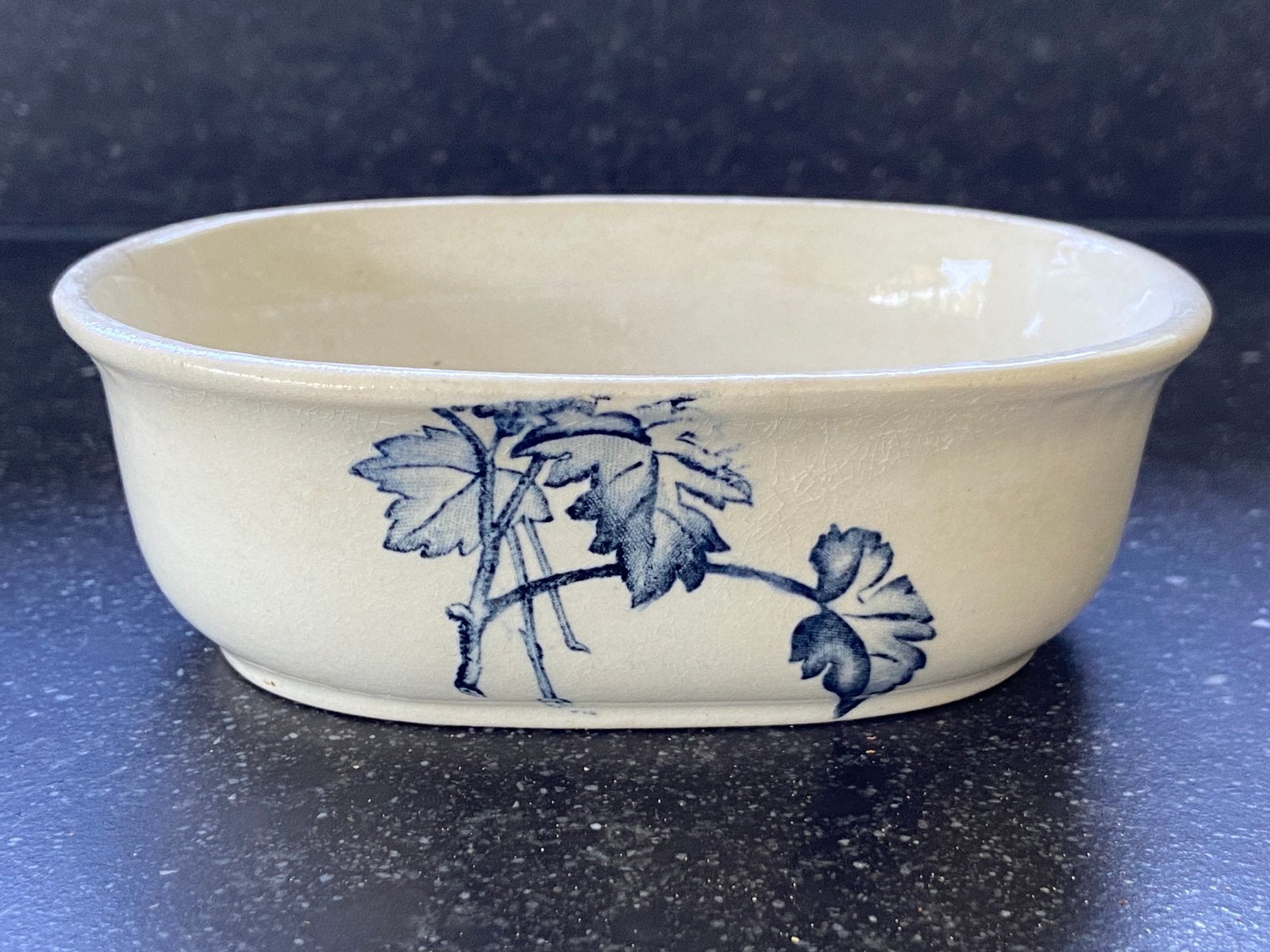 Oud aardewerk zeepbakje blauw bloemen decor beboterd, Ophalen of Verzenden