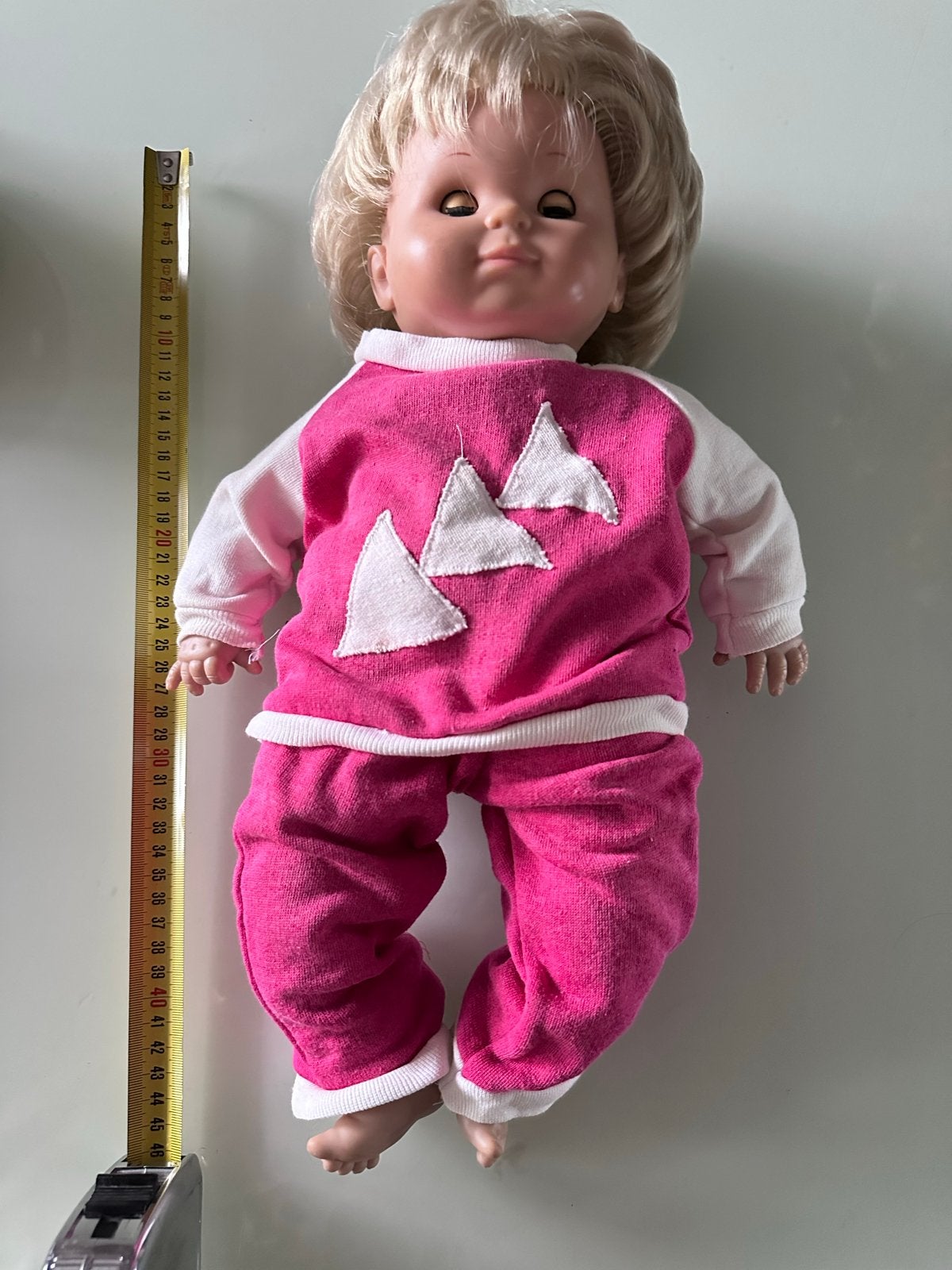 Vintage Babypop met roze trainingspak, ca. 40 cm, Ophalen of Verzenden, Gebruikt, Babypop