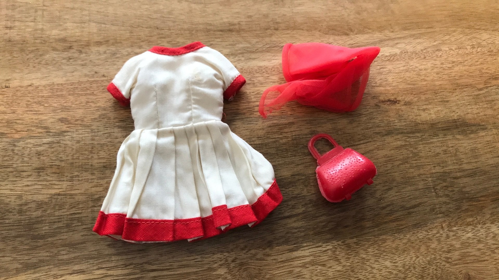 Barbie wit met rood tennis jurkje,rood tasje en sjaal €7,50, Ophalen of Verzenden, Gebruikt, Kleding