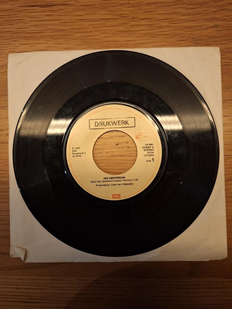 Drukwerk - Hee Amsterdam Vinyl Single (1983), Cd's en Dvd's, Vinyl Singles, Gebruikt, 7 inch, Single, Ophalen of Verzenden