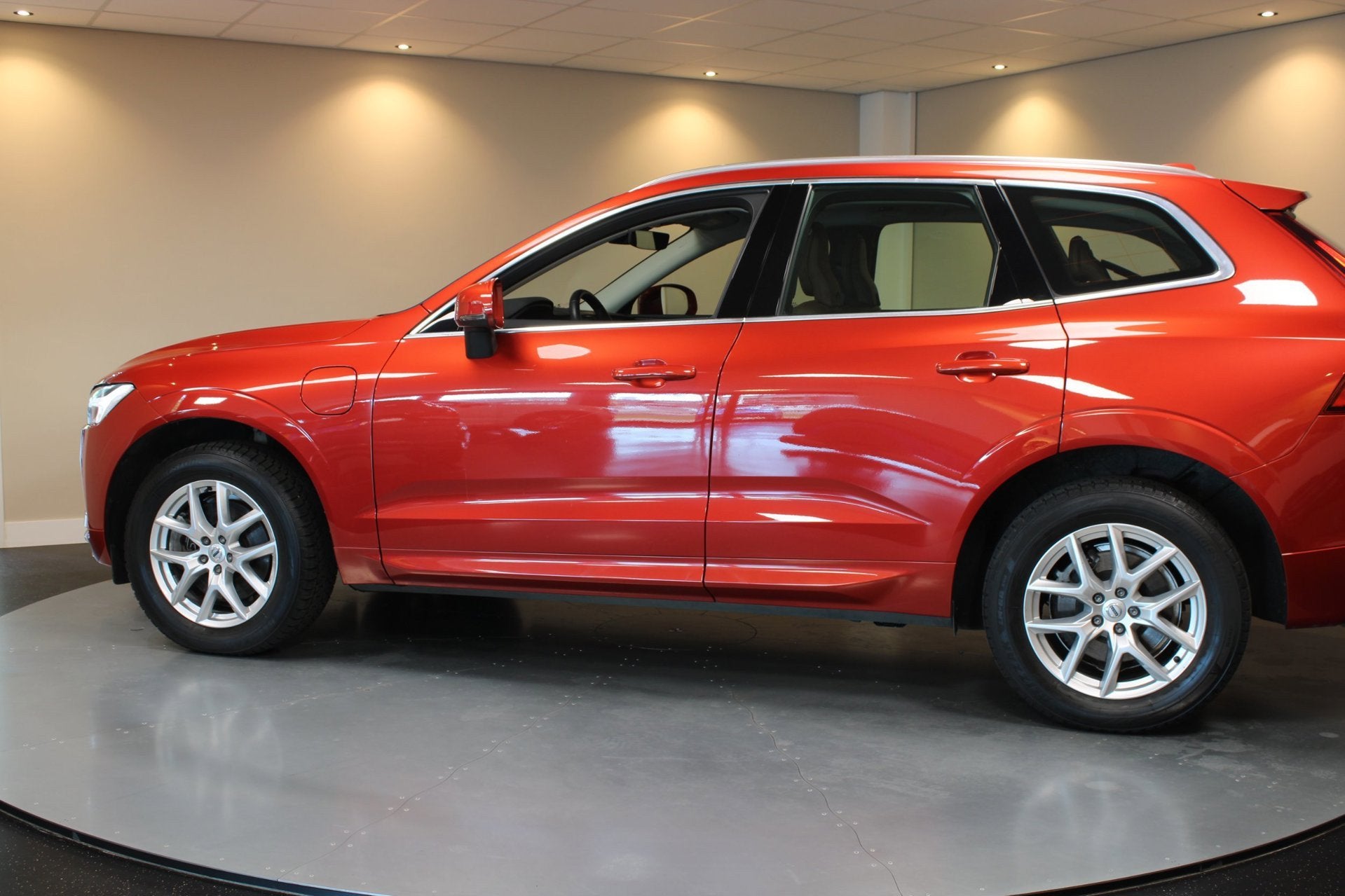 Volvo XC60 2.0 T8 Twin Engine AWD Momentum Pro *392Pk!* Pano, Automaat, Dealer onderhouden, Gebruikt, Euro 6