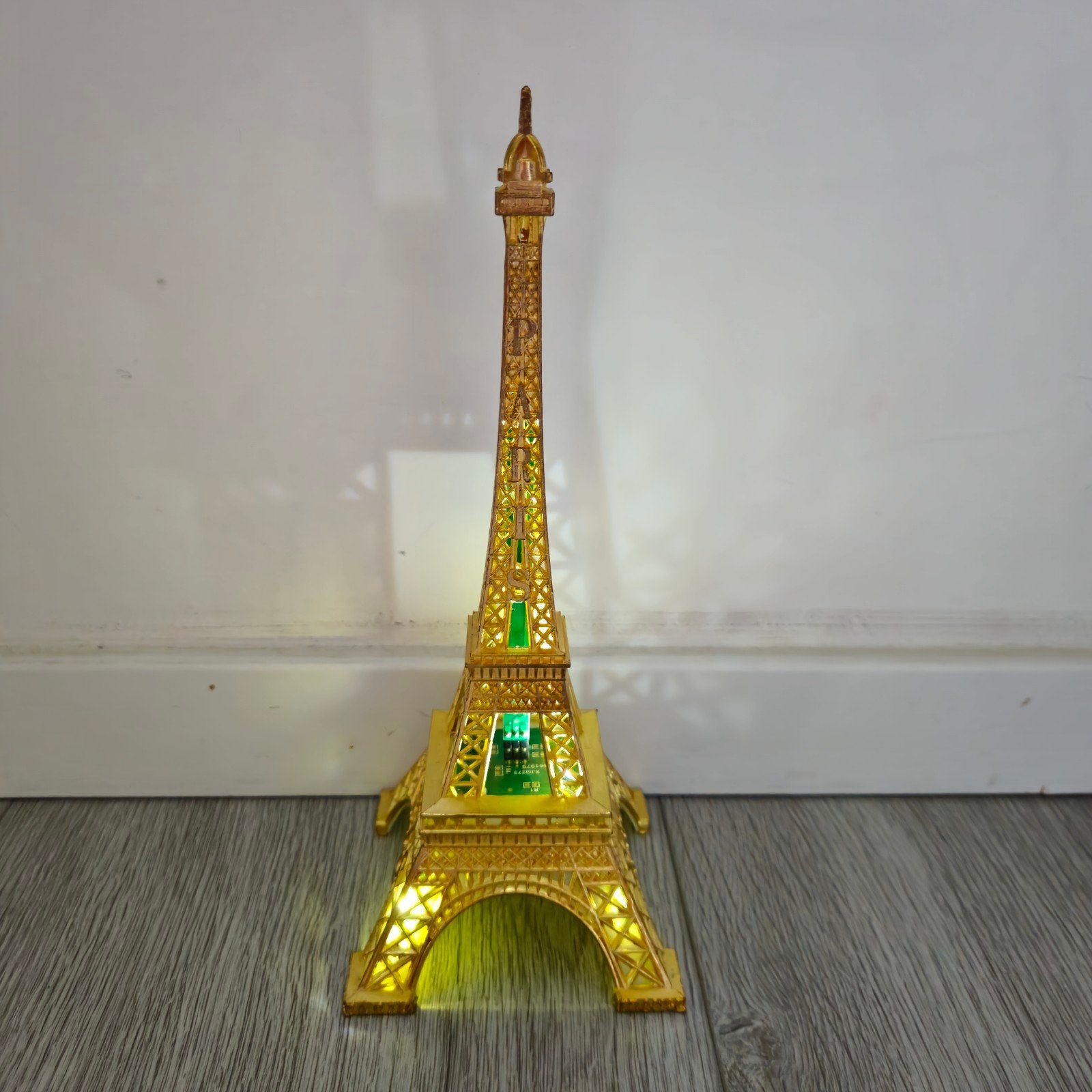 Eiffeltoren beeldje met LED verlichting, Overige stijlen, Ophalen of Verzenden, Zo goed als nieuw, Goud