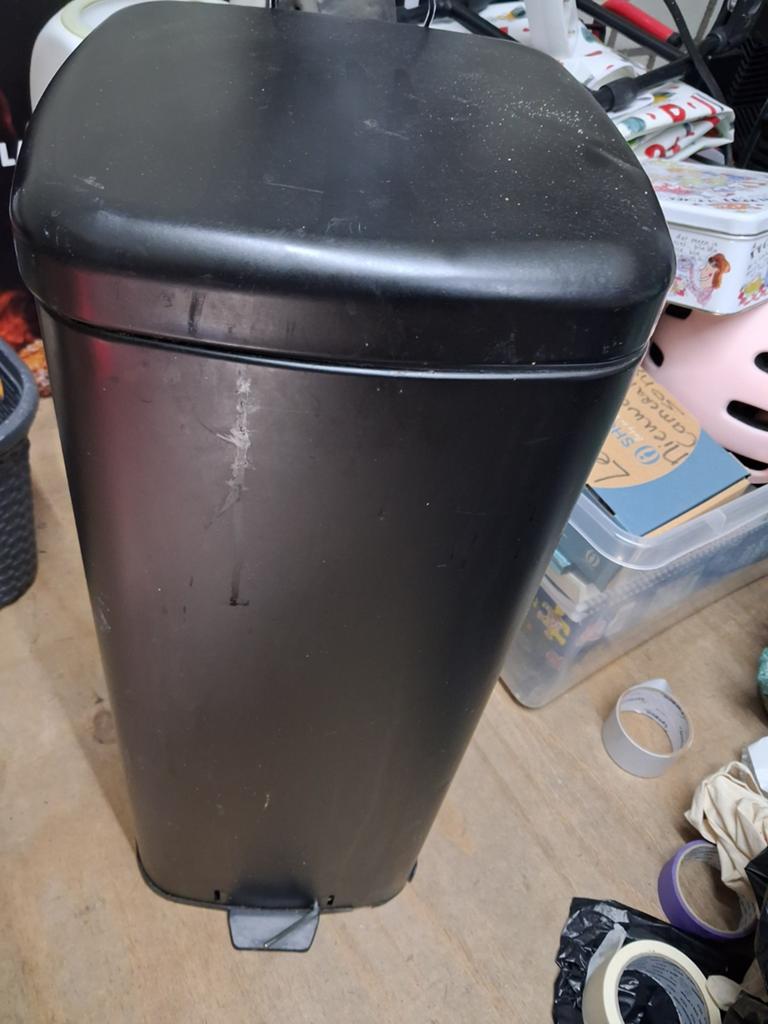 Zwarte prullenbak, Ophalen, Gebruikt, Metaal, Minder dan 50 cm