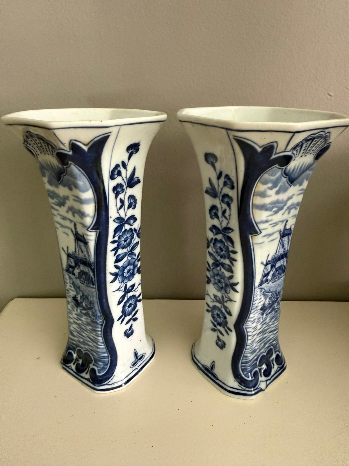 Set 2 trompetvazen Delfts Blauw 21 cm hoog uit 1952, Antiek en Kunst, Antiek | Vazen, Ophalen of Verzenden