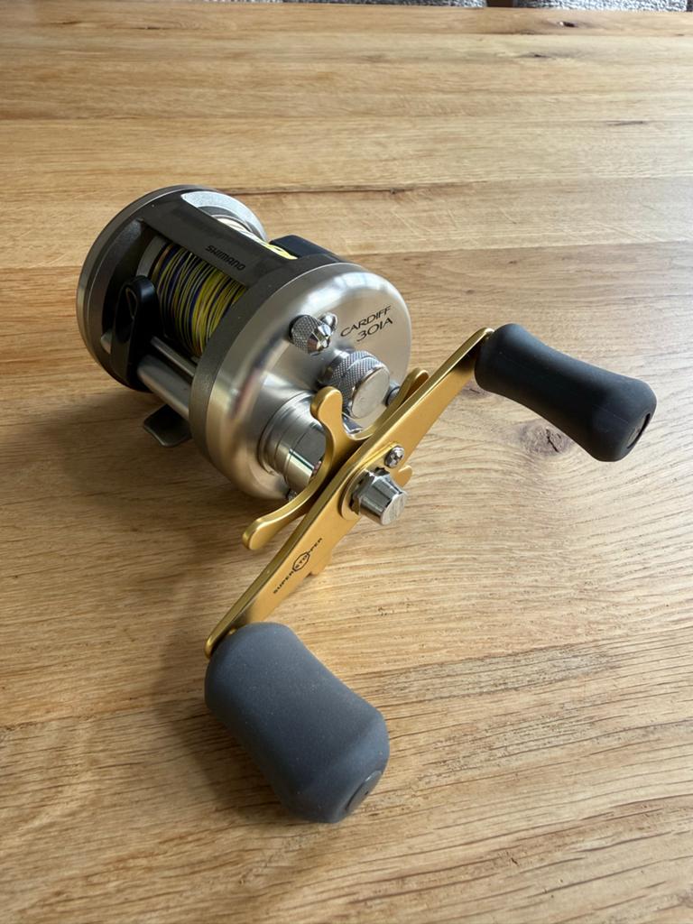 Shimano Cardiff 301A reel - Nieuw met gevlochten lijn, Ophalen of Verzenden, Nieuw, Molen
