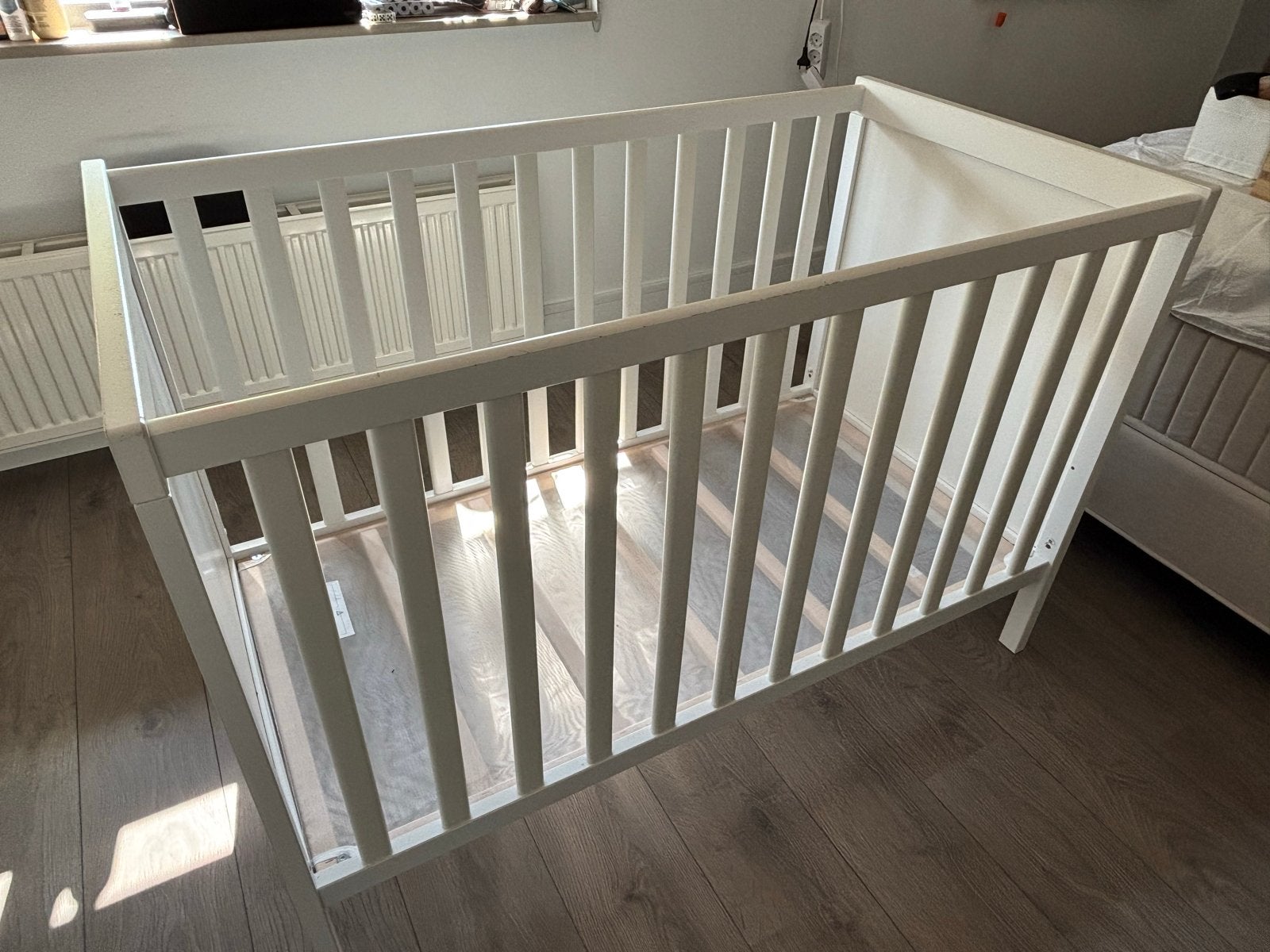 IKEA SUNDVIK Babybedje wit, 60x120 cm met gebruikssporen, Ophalen, Gebruikt, Ledikant
