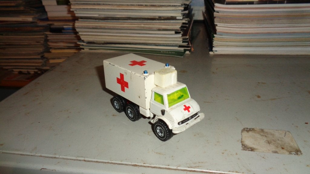 Modelauto  UNIMOG  AMBULANCE  (5), Ophalen of Verzenden, Gelezen, Overige merken