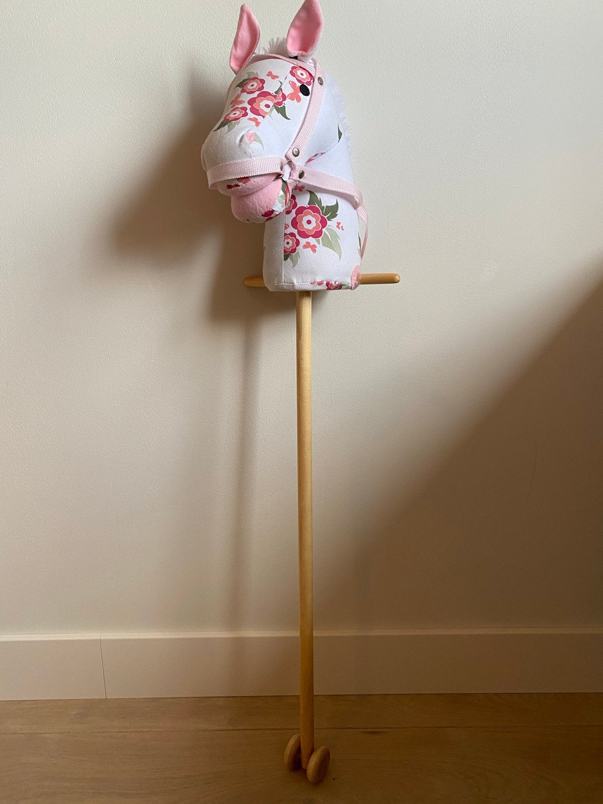 Stokpaardje met bloemenprint en roze accenten, Ophalen, Zo goed als nieuw, Jongen of Meisje