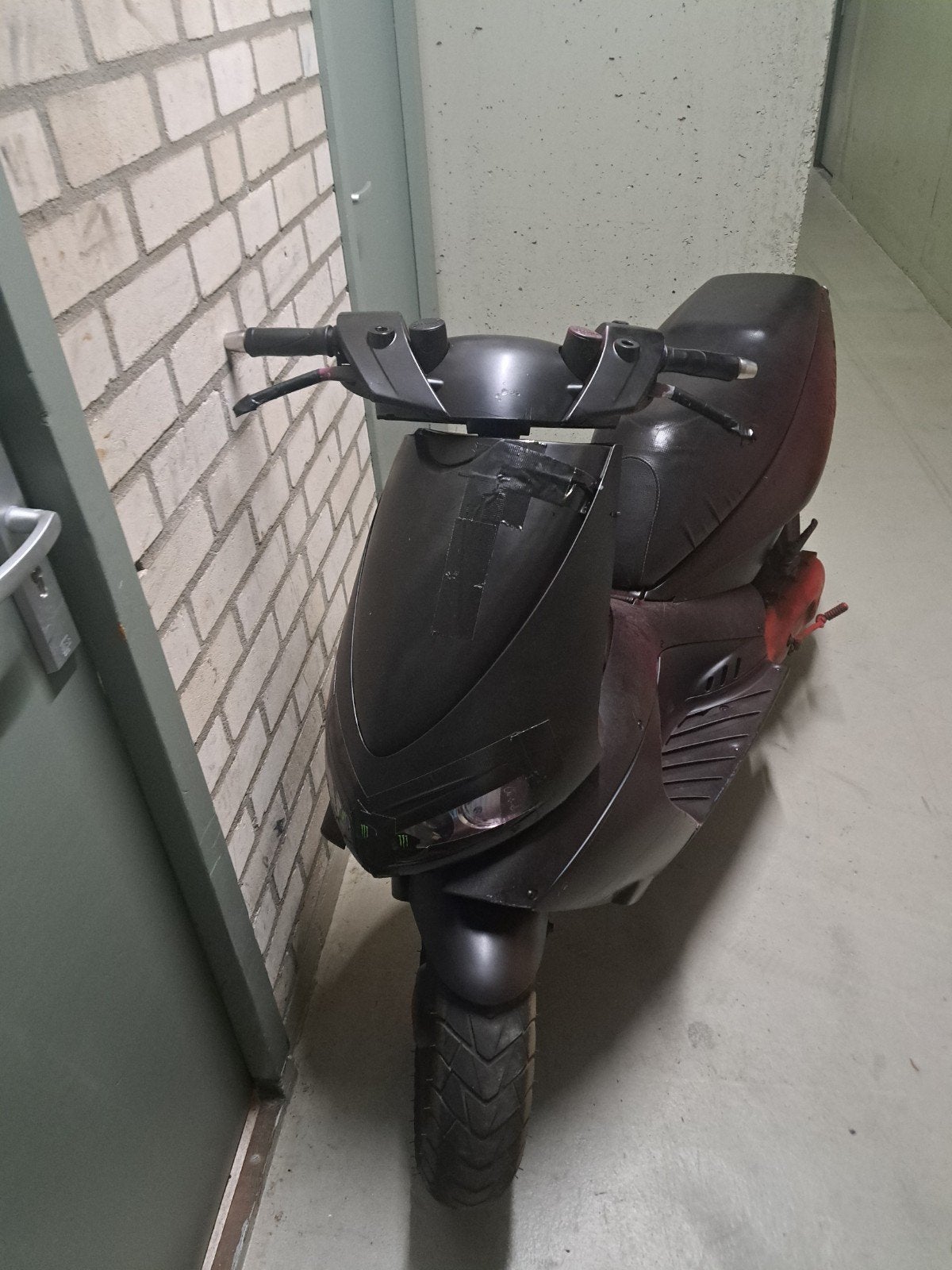 Aprilia area 51 Scooter - Mat Zwart, Fietsen en Brommers, Aprilia, Gebruikt, Maximaal 45 km/u, Ophalen of Verzenden