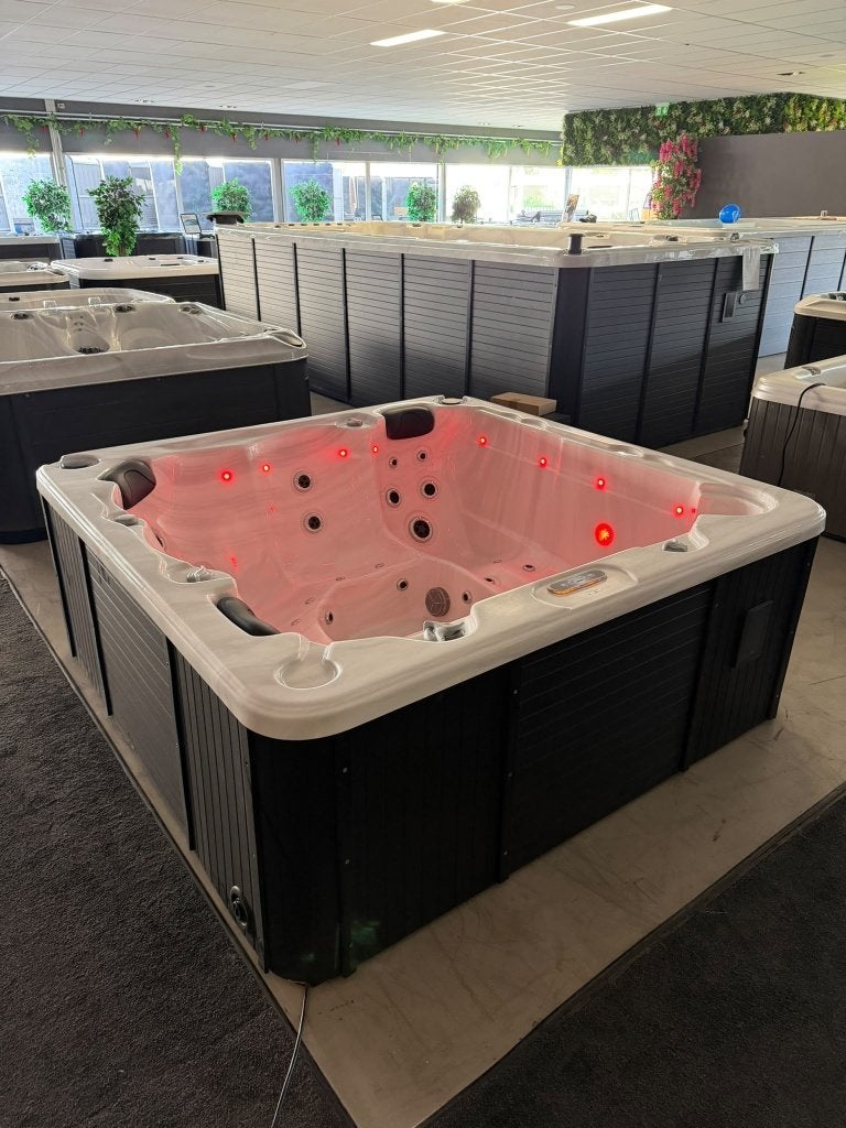 5-PERSOONS JACUZZI – 2 LIGPLAATSEN & 3 ZITPLAATSEN– Garantie, Ophalen, Zo goed als nieuw, Afdekzeil, Vast