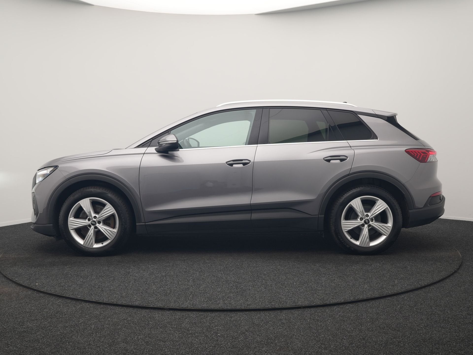 Audi Q4 e-tron 45 Quattro Edition 77 kWh 265pk Dealer O.H. |, Automaat, Stof, Gebruikt, Zwart