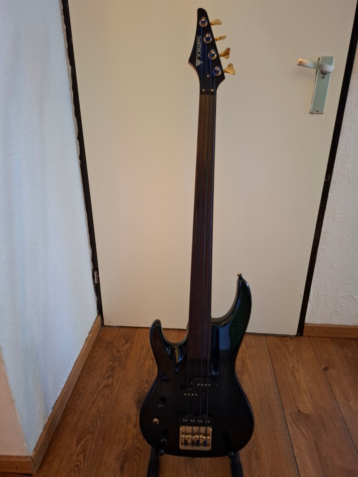 Linkshandige Samick fretloze 4-snarige basgitaar, Muziek en Instrumenten, Snaarinstrumenten | Gitaren | Bas, Ophalen, Gebruikt