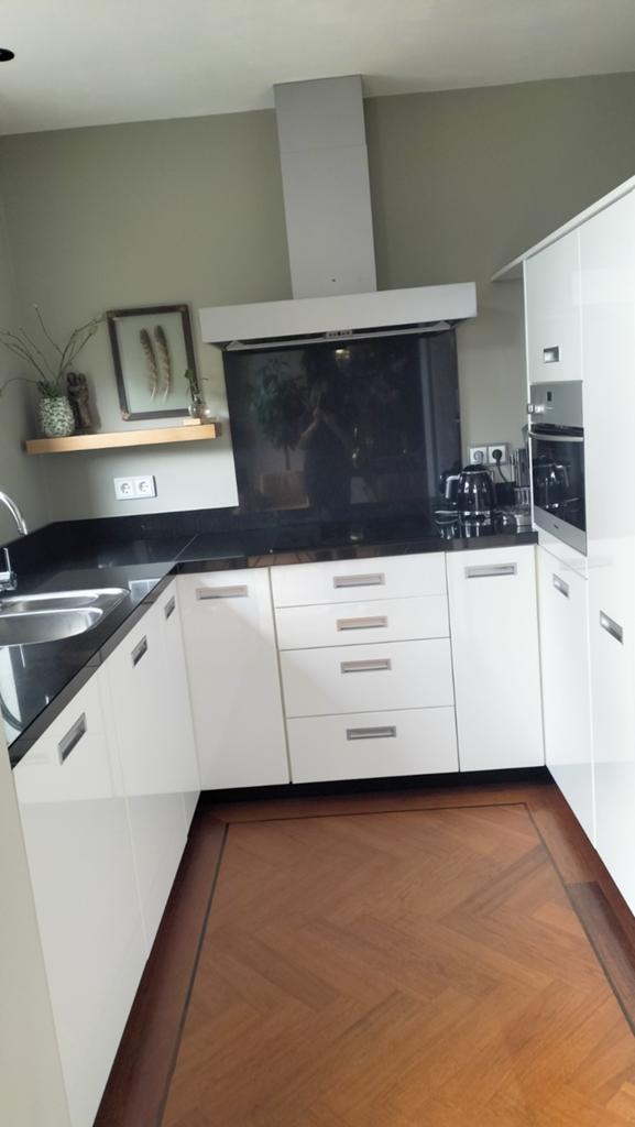 In Perfecte Staat U.Vorm Keuken.Wit .Zwart Graniet Werkblad, Ophalen, Graniet of Steen